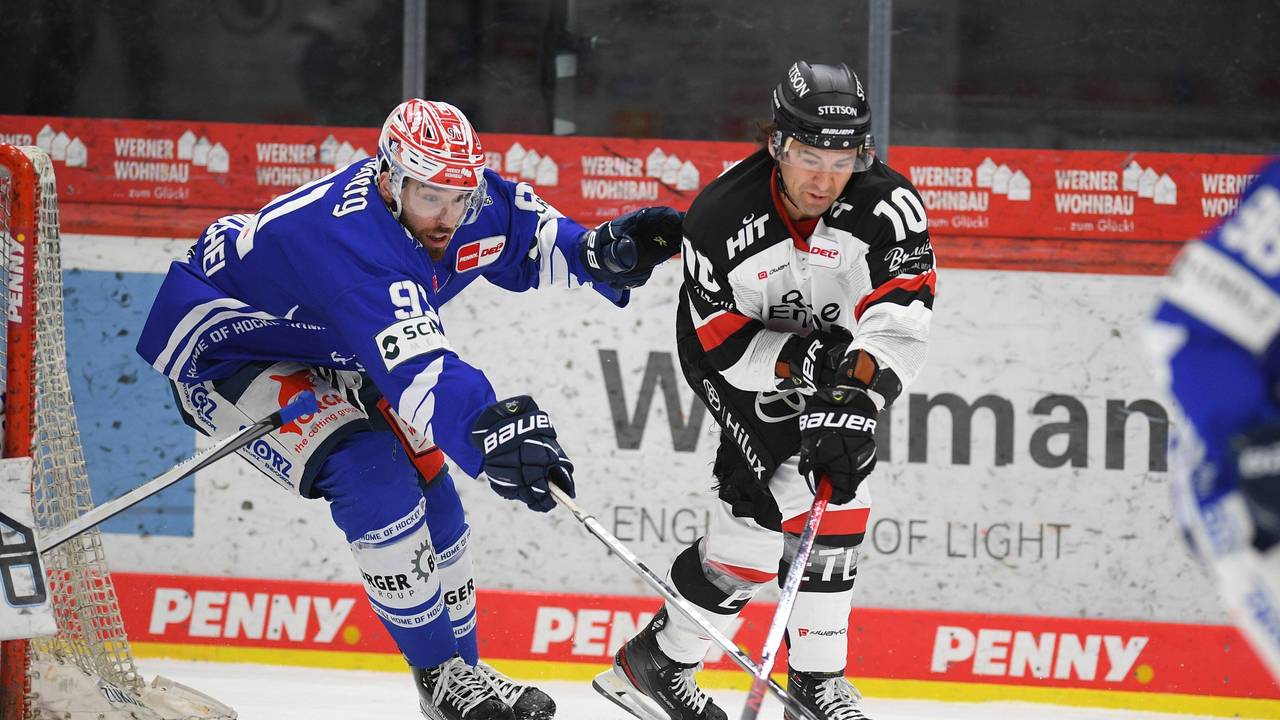 Marius Möchel kämpft mit Jonathan Matsumoto um den Puck