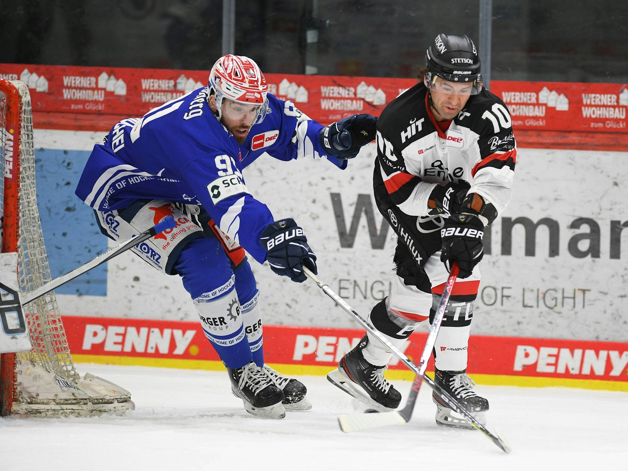 Marius Möchel kämpft mit Jonathan Matsumoto um den Puck