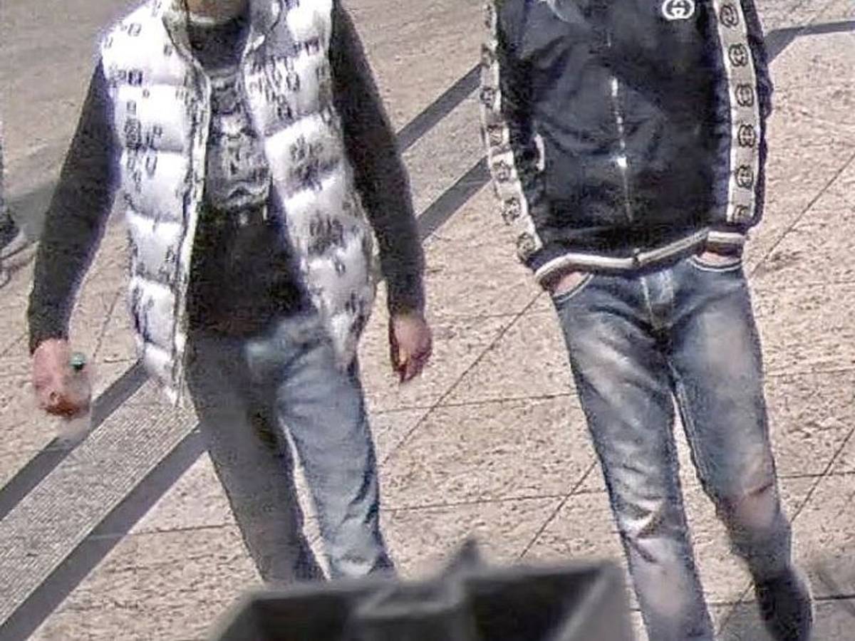 Zwei Männer gehen nebeneinander her.