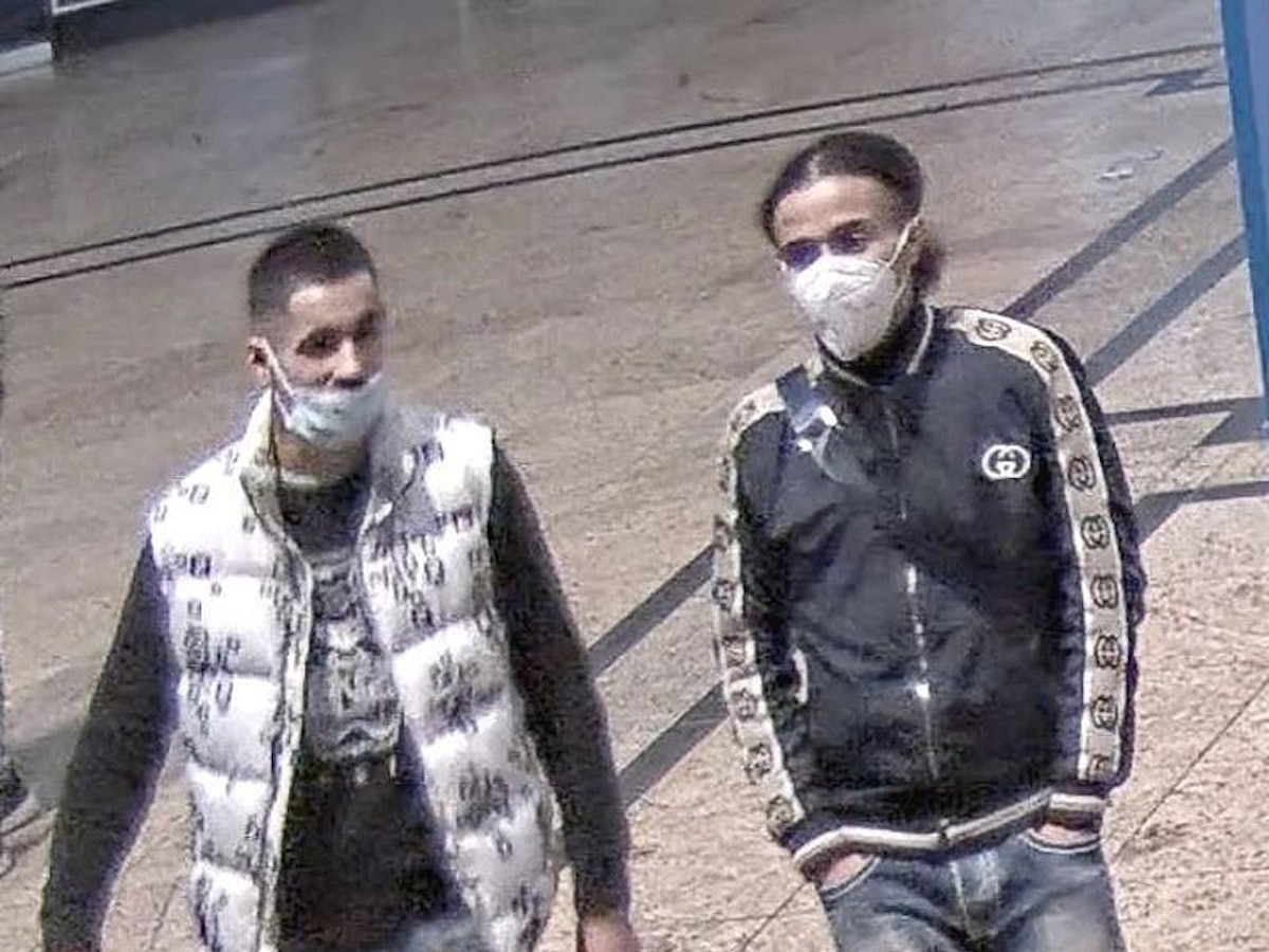 Zwei Männer gehen nebeneinander her.