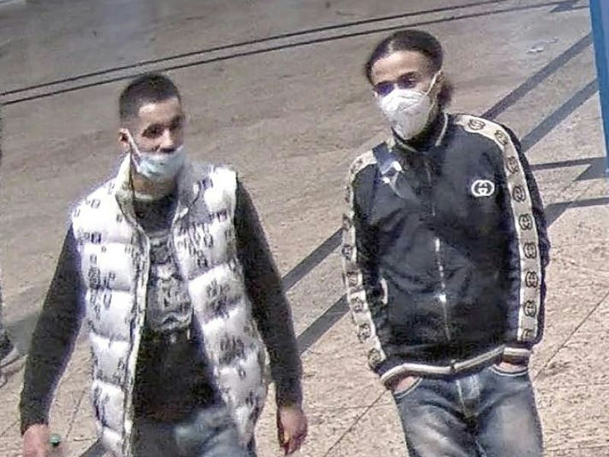 Zwei Männer gehen nebeneinander her.