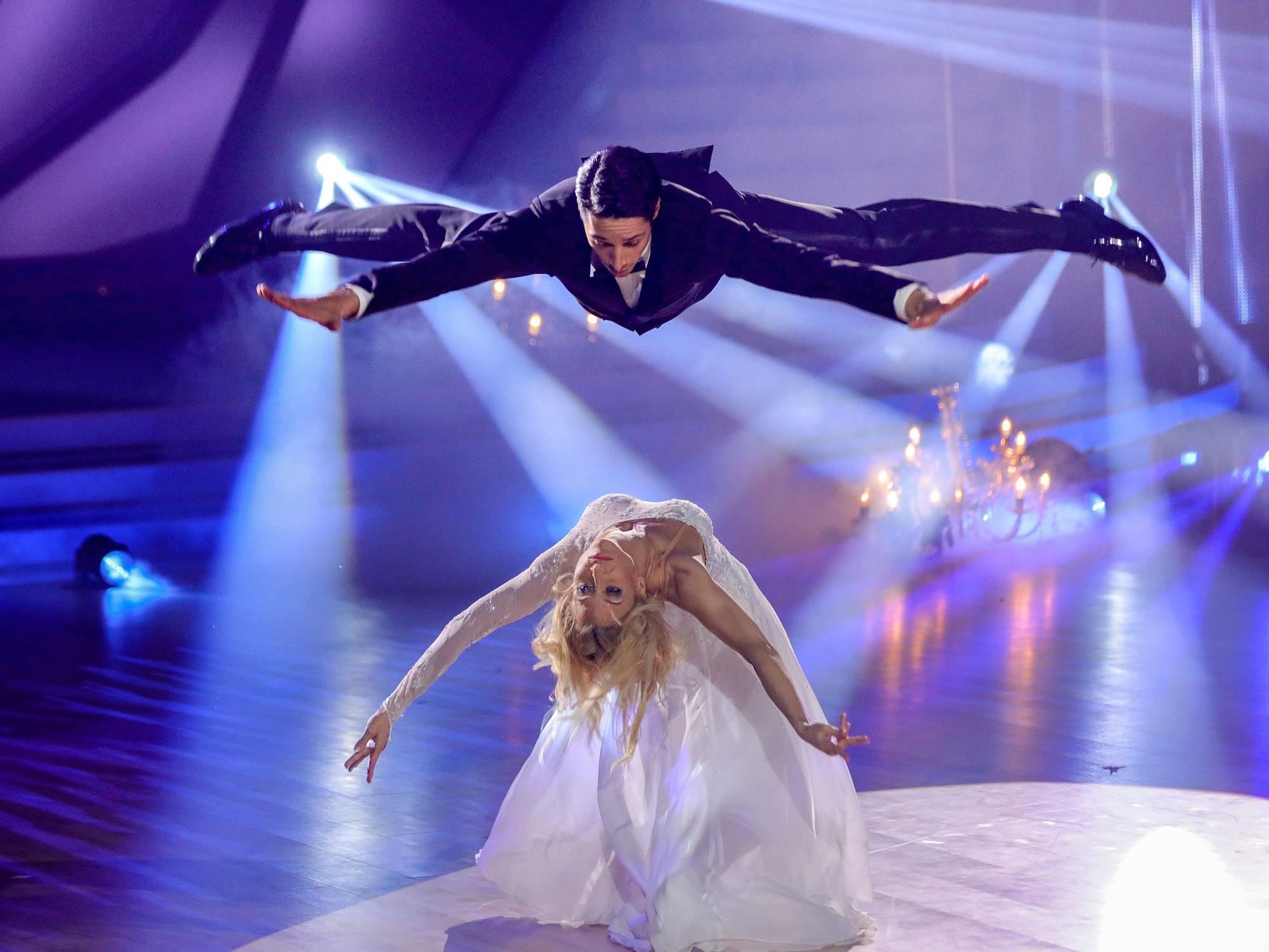 René Casselly sprang in Show eins von „Let’s Dance“ 2022 im Strecksprung über Tanzpartnerin Kathrin Menzinger hinweg.