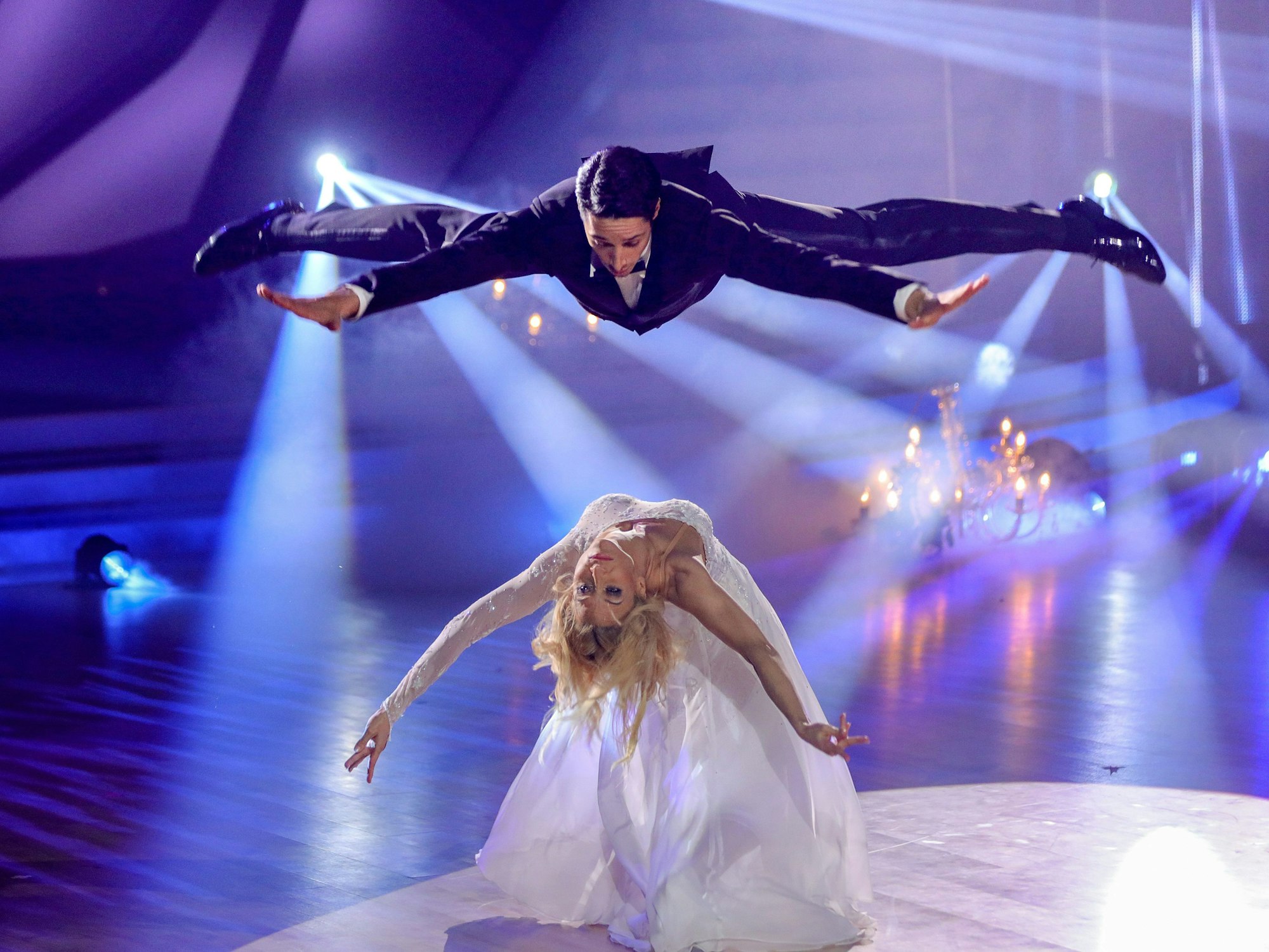 René Casselly sprang in Show eins von „Let’s Dance“ 2022 im Strecksprung über Tanzpartnerin Kathrin Menzinger hinweg.