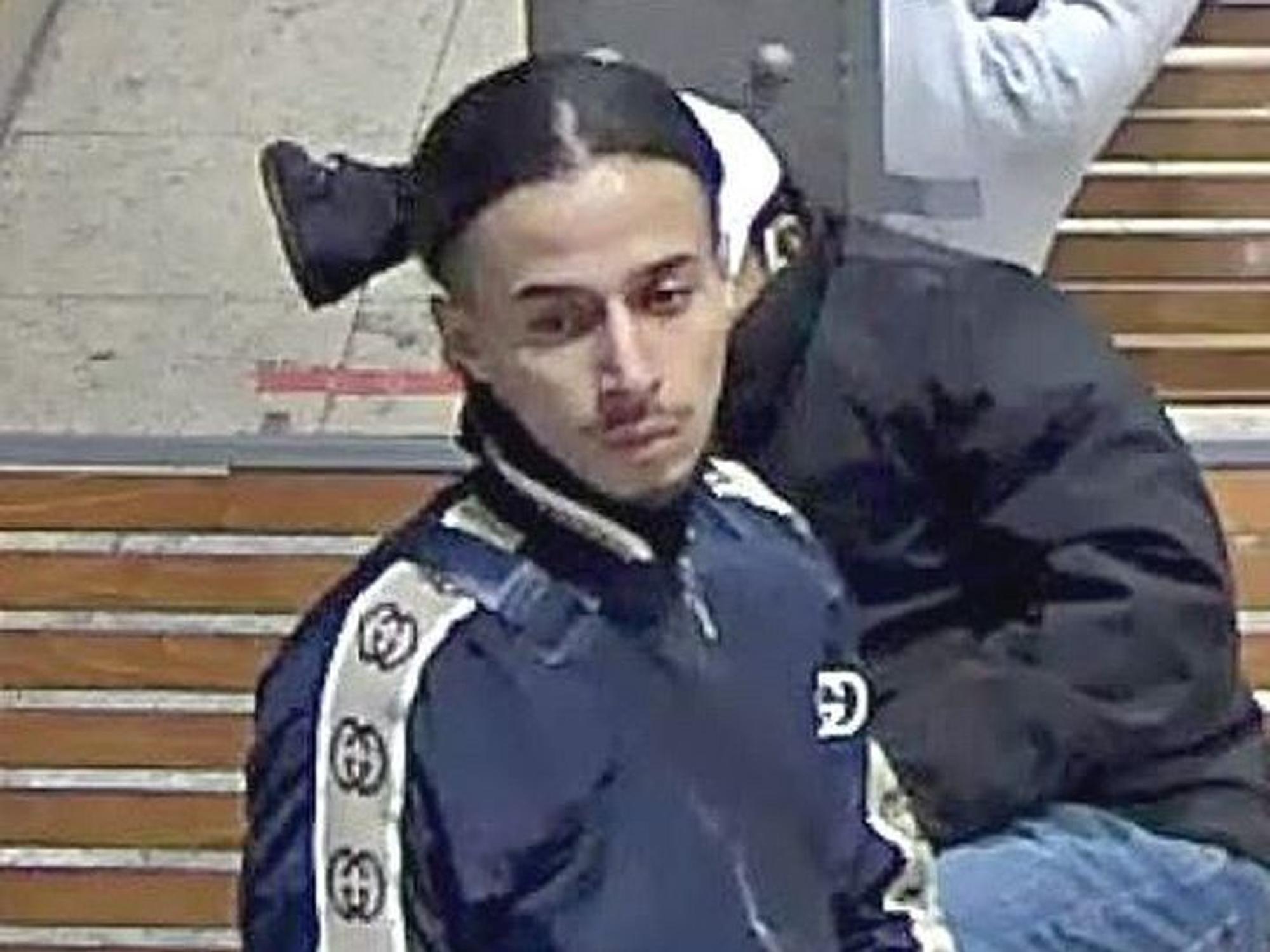 Mann in Gucci-Jacke ist auf Fahndungsfoto zu sehen.