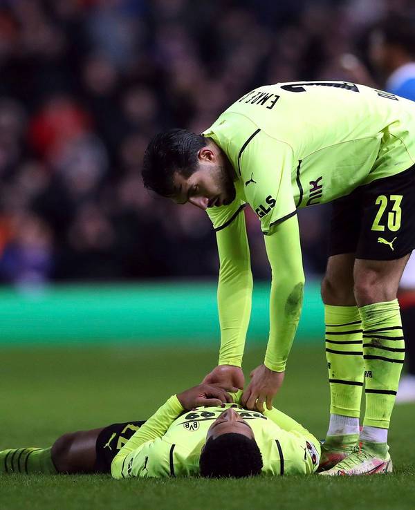 Jude Bellingham (am Boden), hier mit Emre Can, war nach dem BVB-Aus in der Europa League sichtlich frustriert.