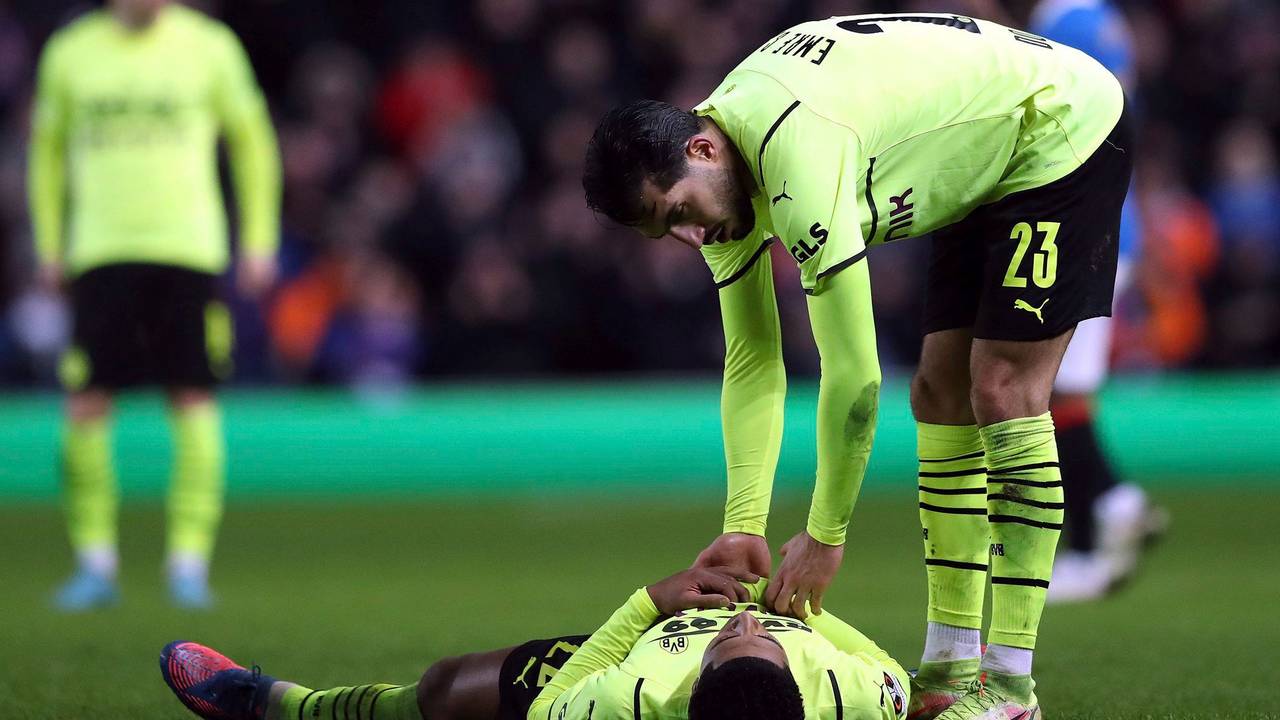 Jude Bellingham (am Boden), hier mit Emre Can, war nach dem BVB-Aus in der Europa League sichtlich frustriert.
