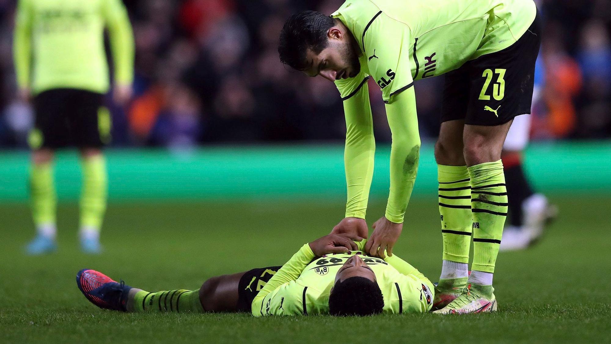 Jude Bellingham (am Boden), hier mit Emre Can, war nach dem BVB-Aus in der Europa League sichtlich frustriert.