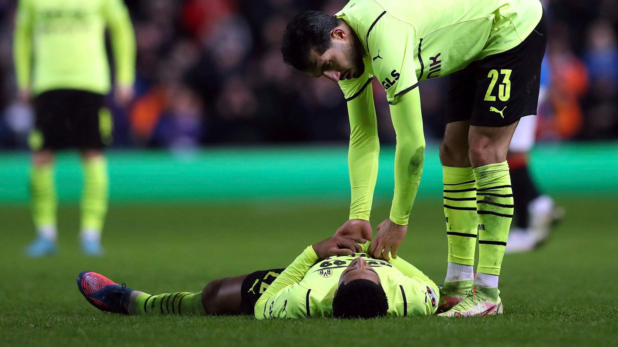 Jude Bellingham (am Boden), hier mit Emre Can, war nach dem BVB-Aus in der Europa League sichtlich frustriert.