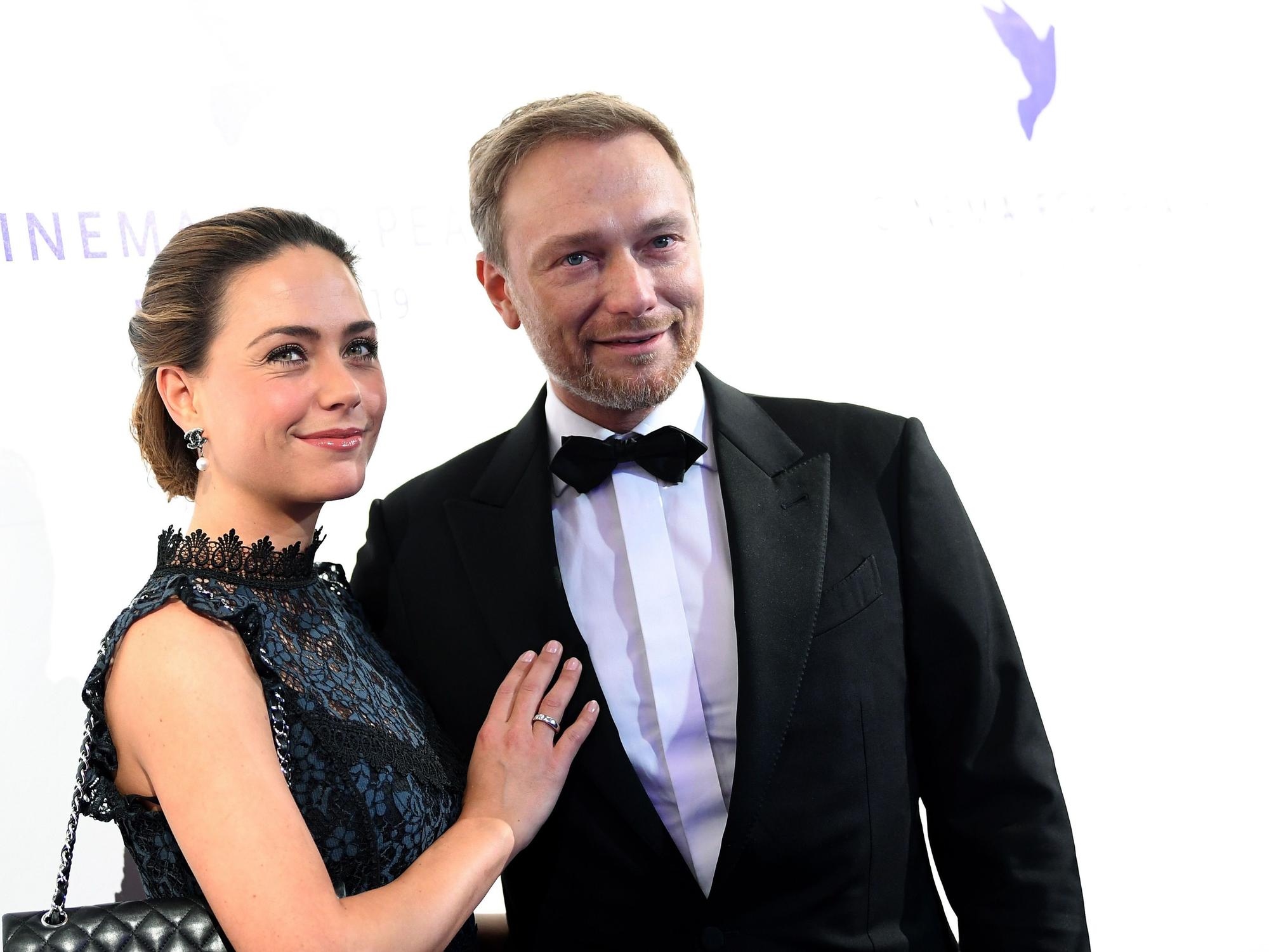 Christian Lindner, FDP-Bundesvorsitzender, kommt mit seiner Freundin Franca Lehfeldt zu der „Cinema for Peace Gala“ im Westhafen Event & Convention Center.