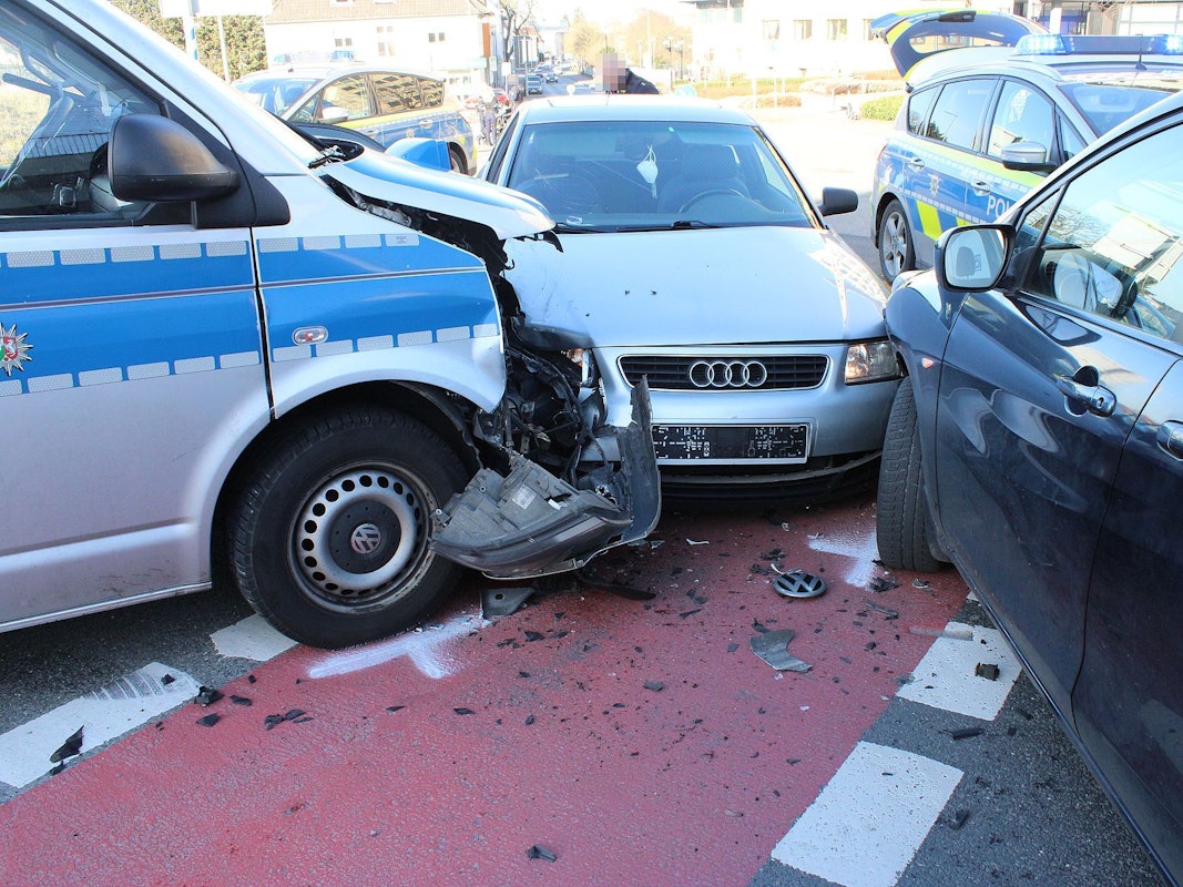 Ein silberner Audi ist in Bielefeld mit einem Streifenwagen und einem Mazda zusammengestoßen.