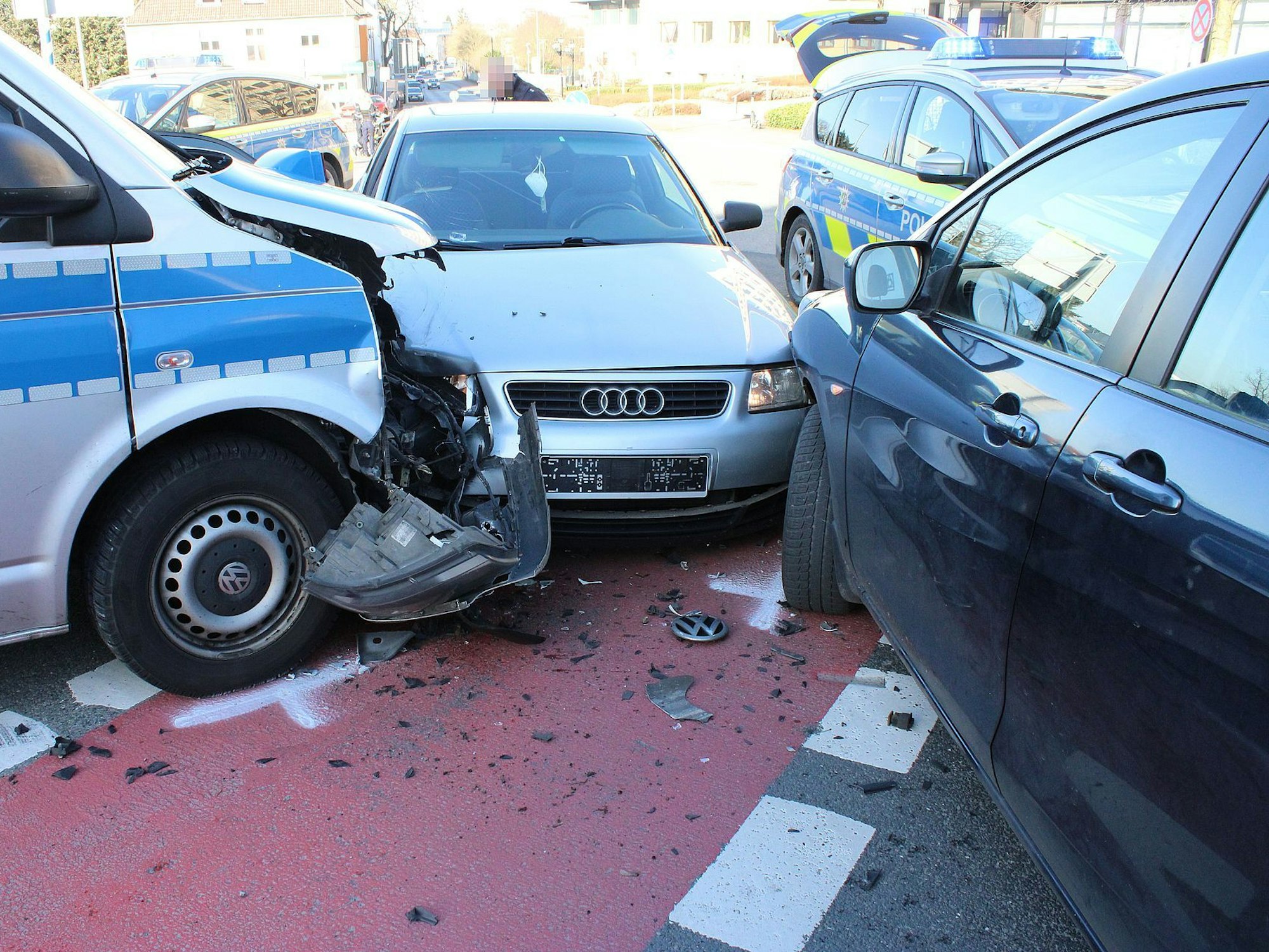Ein silberner Audi ist in Bielefeld mit einem Streifenwagen und einem Mazda zusammengestoßen.
