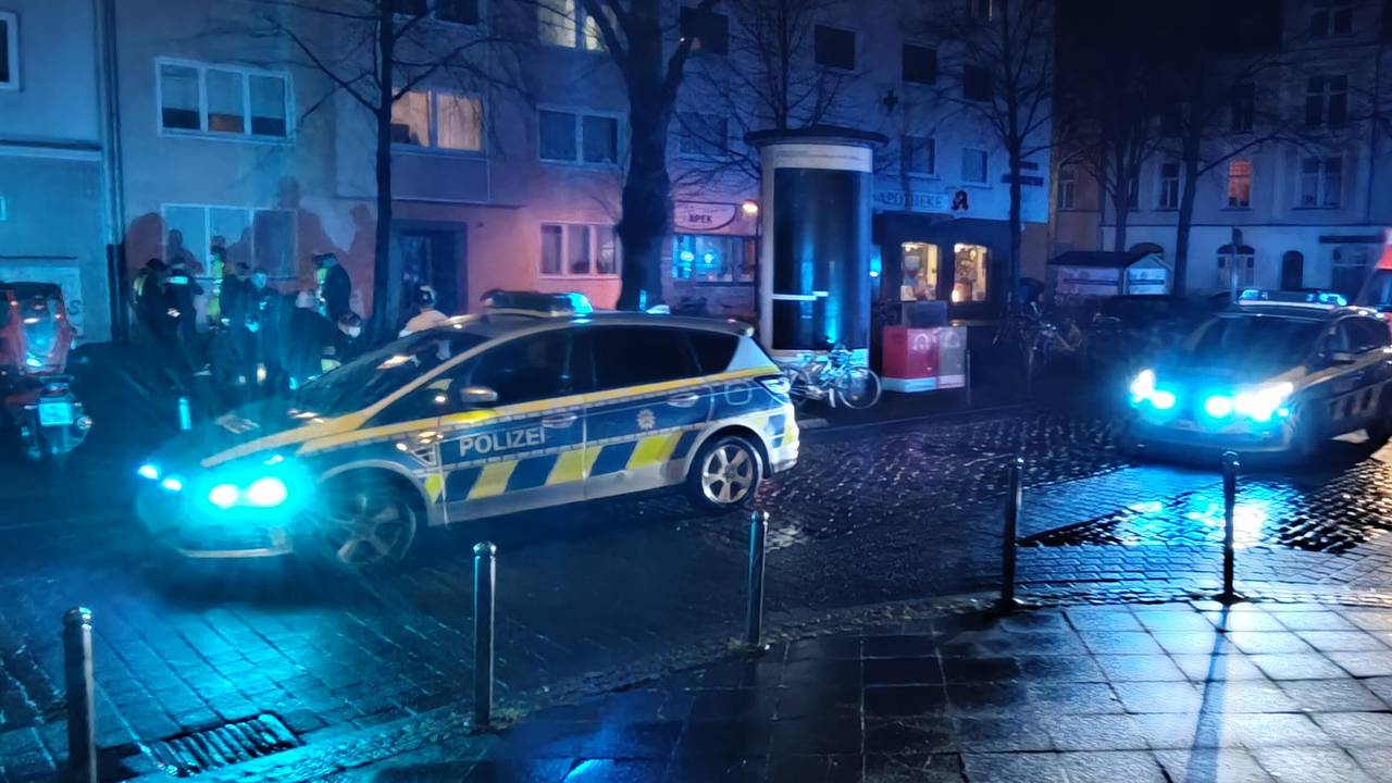 Zwei Polizeifahrzeuge und ein RTW stehen nachts auf einer Straße.