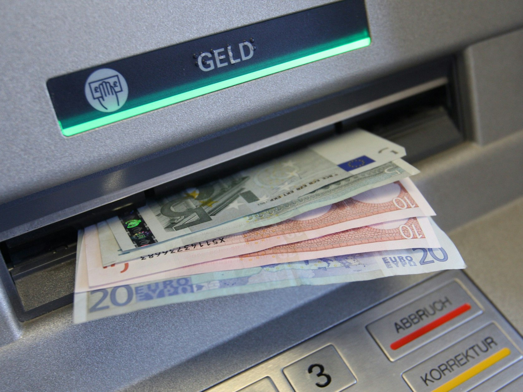 Die DKB ändert das Kartensystem (hier ein Symbolfoto vom 7. Januar 2010). 4,8 Millionen Kunden sind davon betroffen.