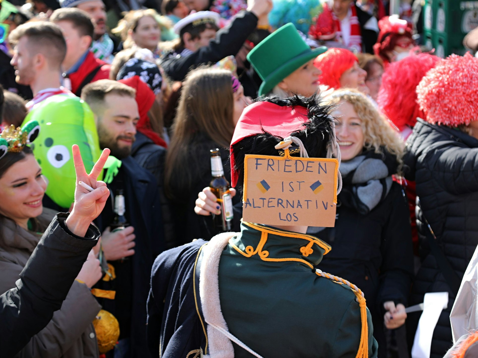 Beim Rote-Funken-Biwak am Neumarkt hatten einige Besucher Transparente gegen den Krieg in der Ukraine mitgebracht.