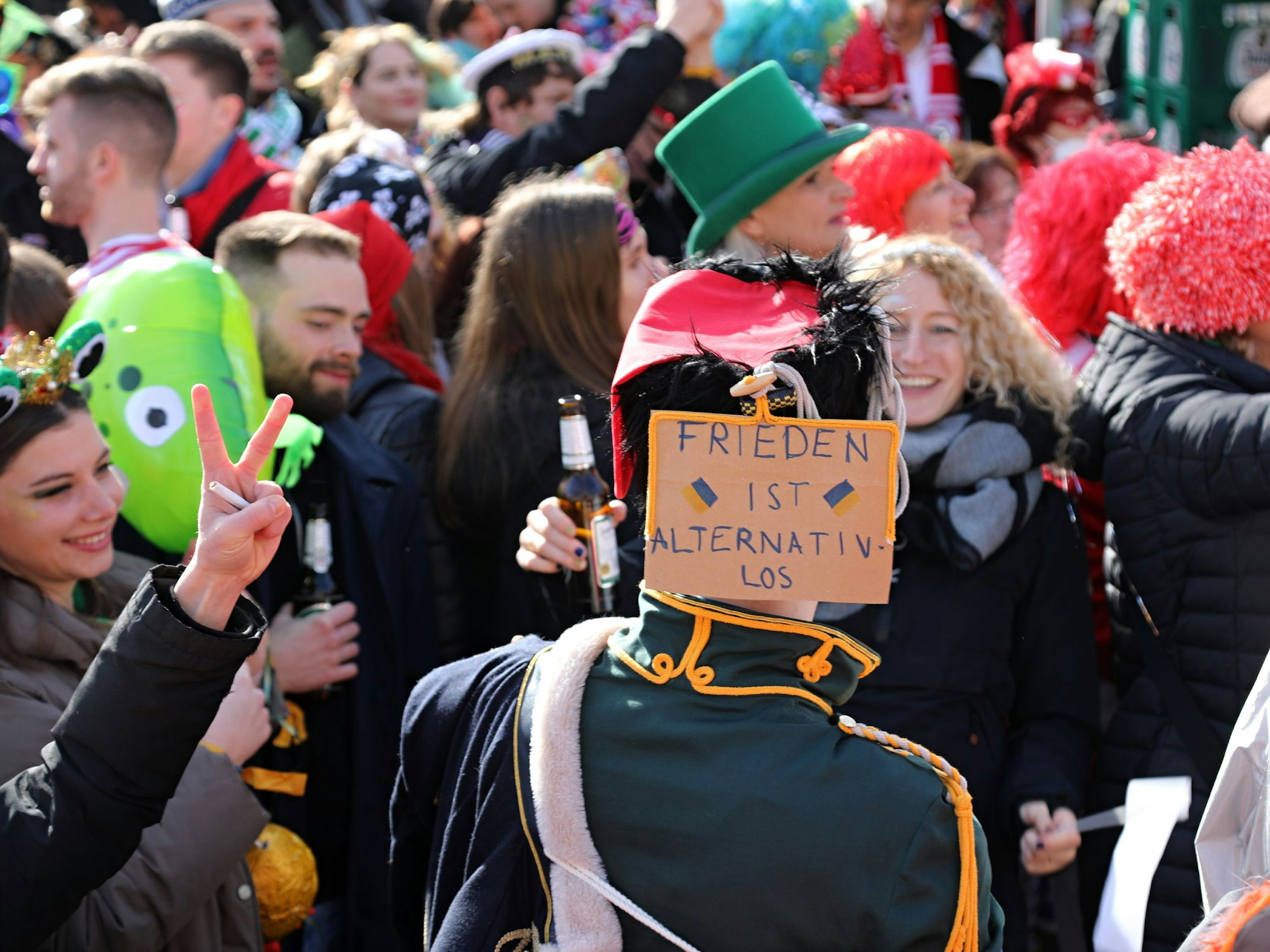 Beim Rote-Funken-Biwak am Neumarkt hatten einige Besucher Transparente gegen den Krieg in der Ukraine mitgebracht.