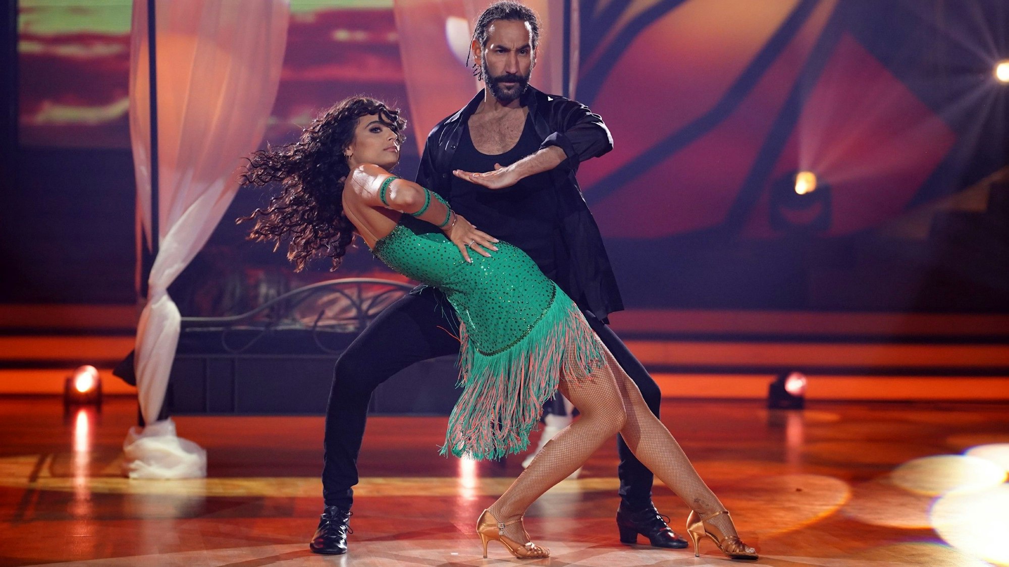 Amira Pocher machte eine sexy Figur bei der Salsa mit Massimo Sinató, aber Joachim Llambi forderte „mehr Fußarbeit“.