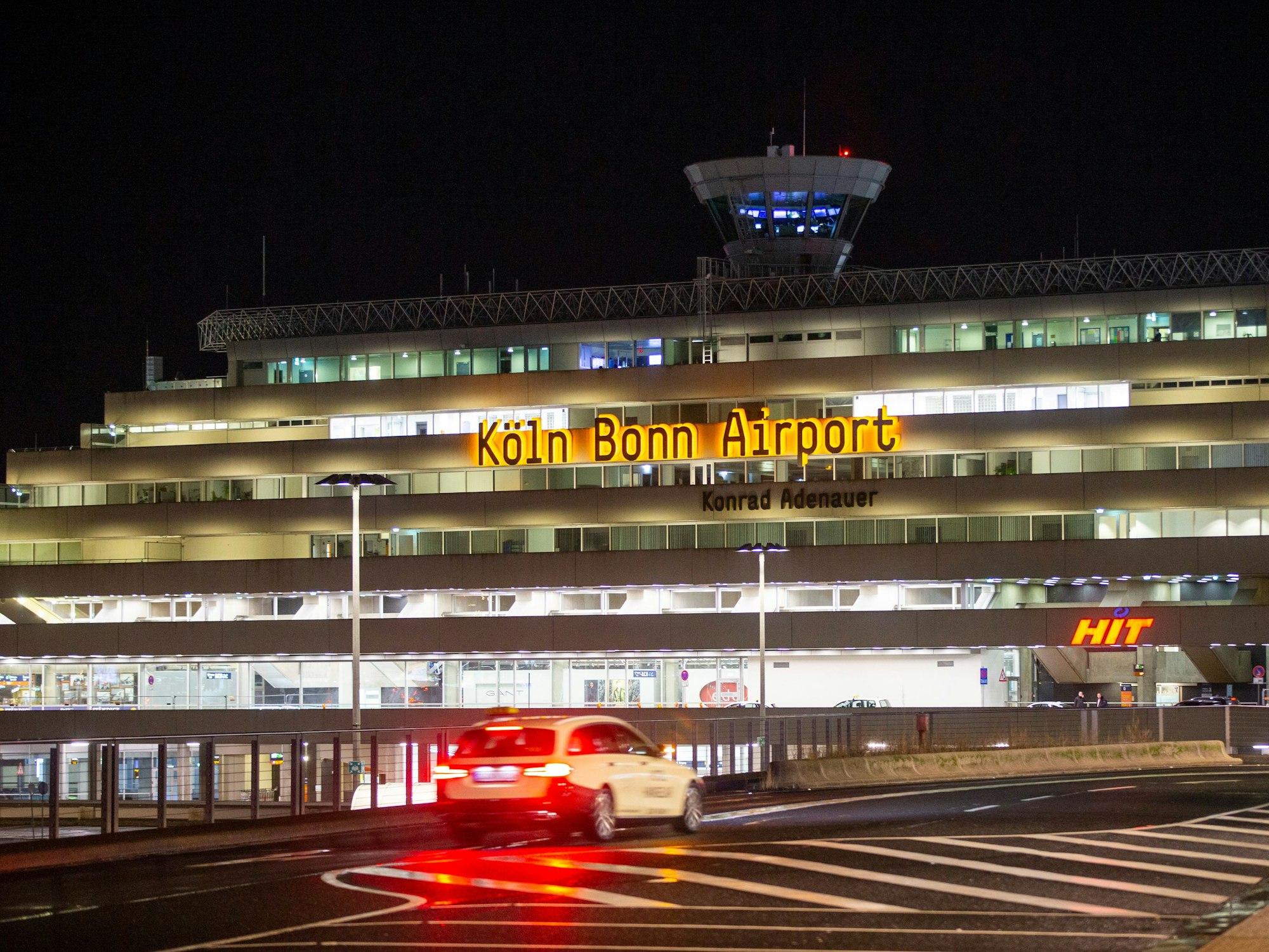 Blick auf den Flughafen Köln/Bonn bei Nacht.