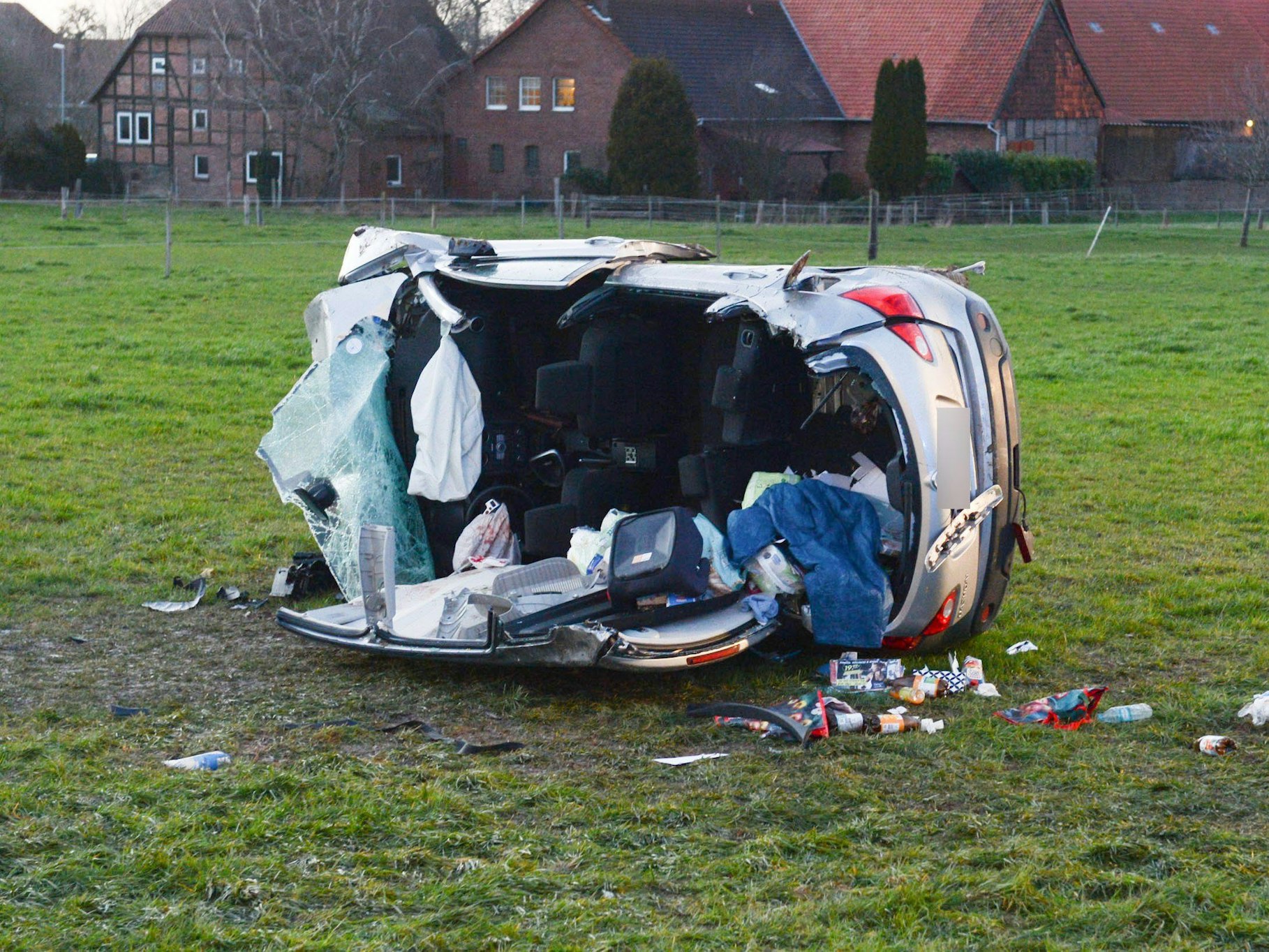 Ein zerstörtes Auto liegt auf einer Wiese. Bei einem Frontalzusammenstoß zweier Autos bei Barsinghausen in der Region Hannover sind zwei Kinder gestorben. Die Polizei ermittelt wegen eines illegalen Autorennens.