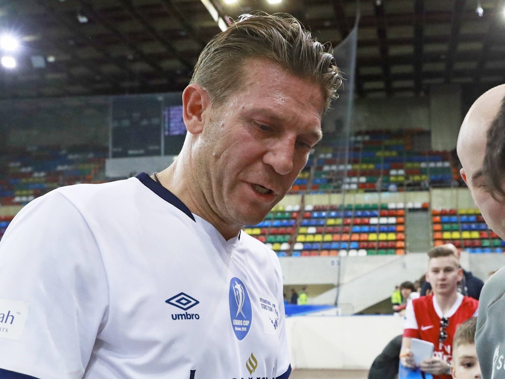 Andriy Voronin gibt bei einem Hallenurnier in Moskau Autogramme