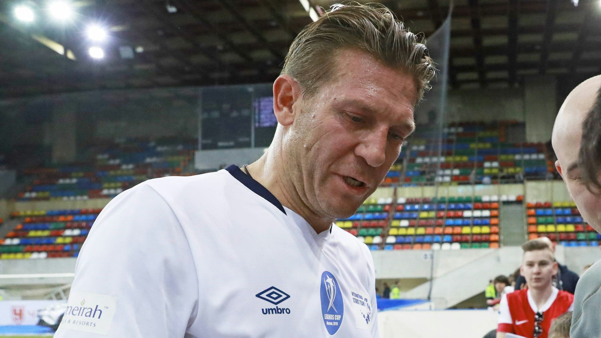 Andriy Voronin gibt bei einem Hallenurnier in Moskau Autogramme