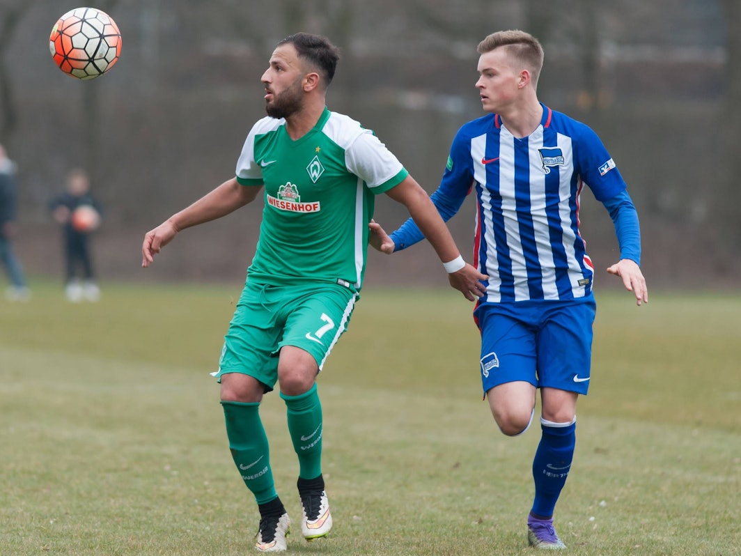 Abdullah Dogan im Zweikampf gegen Maximilian Mittelstädt