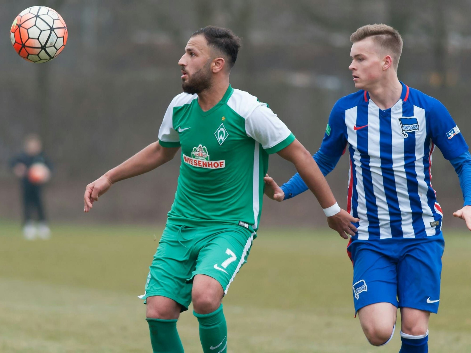 Abdullah Dogan im Zweikampf gegen Maximilian Mittelstädt