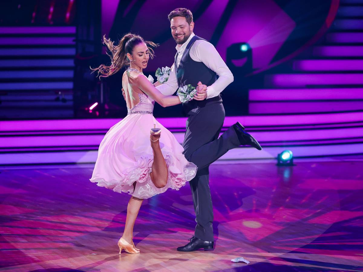 Bastian Bielendorfer, Comedian, und Ekaterina Leonova, Profitänzerin, tanzen in der RTL-Tanzshow „Let’s Dance“.