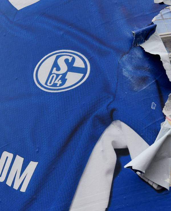 Ein Werbeplakat mit dem Schalke-Trikot und dem Gazprom-Schriftzug vor der Veltins-Arena. Die Partnerschaft mit dem Gas-Unternehmen aus Russland steht vor dem Aus.