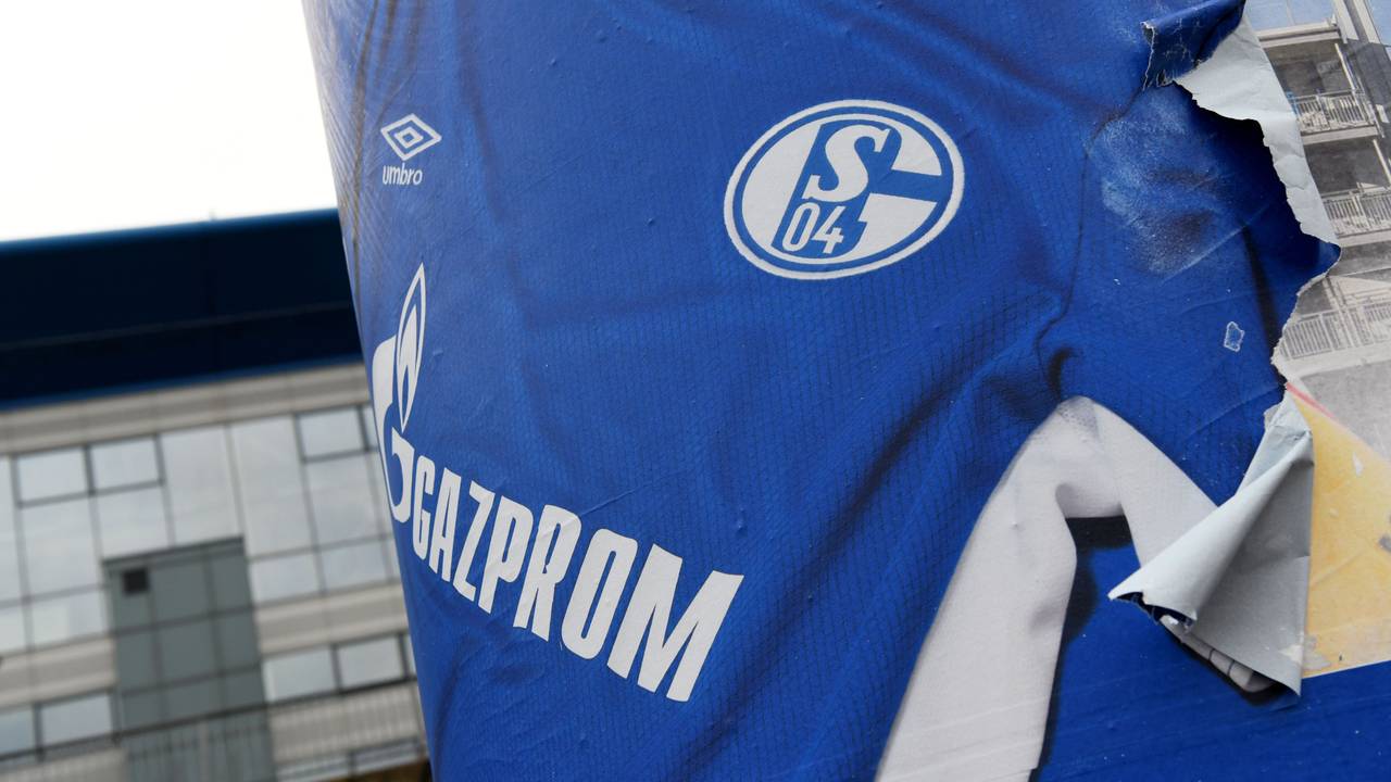 Ein Werbeplakat mit dem Schalke-Trikot und dem Gazprom-Schriftzug vor der Veltins-Arena. Die Partnerschaft mit dem Gas-Unternehmen aus Russland steht vor dem Aus.