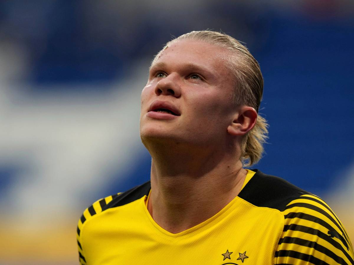 Erling Haaland geht nach einer Verletzung vom Platz.