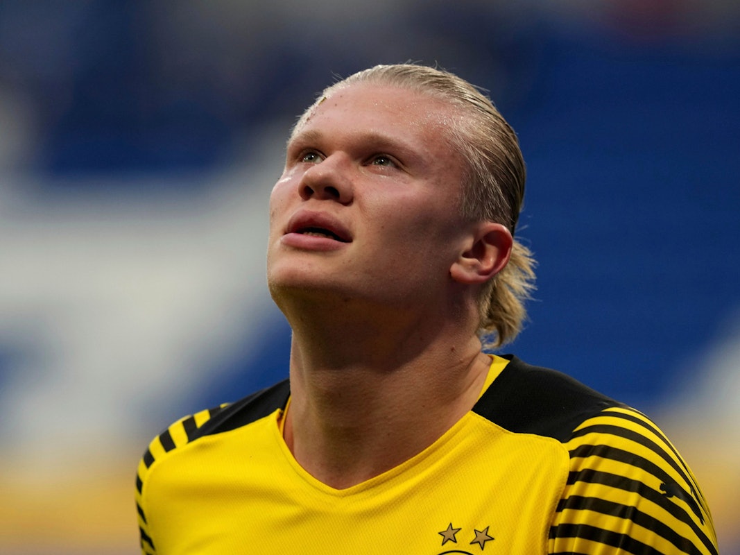 Erling Haaland geht nach einer Verletzung vom Platz.