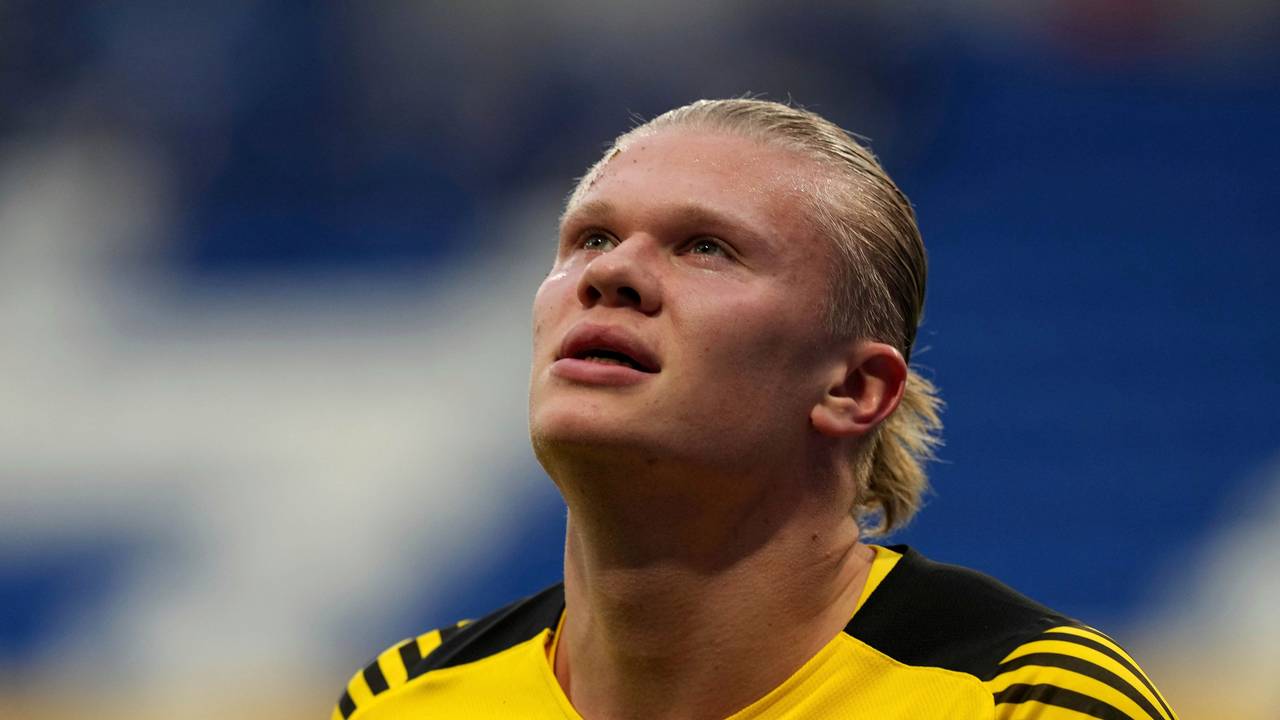 Erling Haaland geht nach einer Verletzung vom Platz.