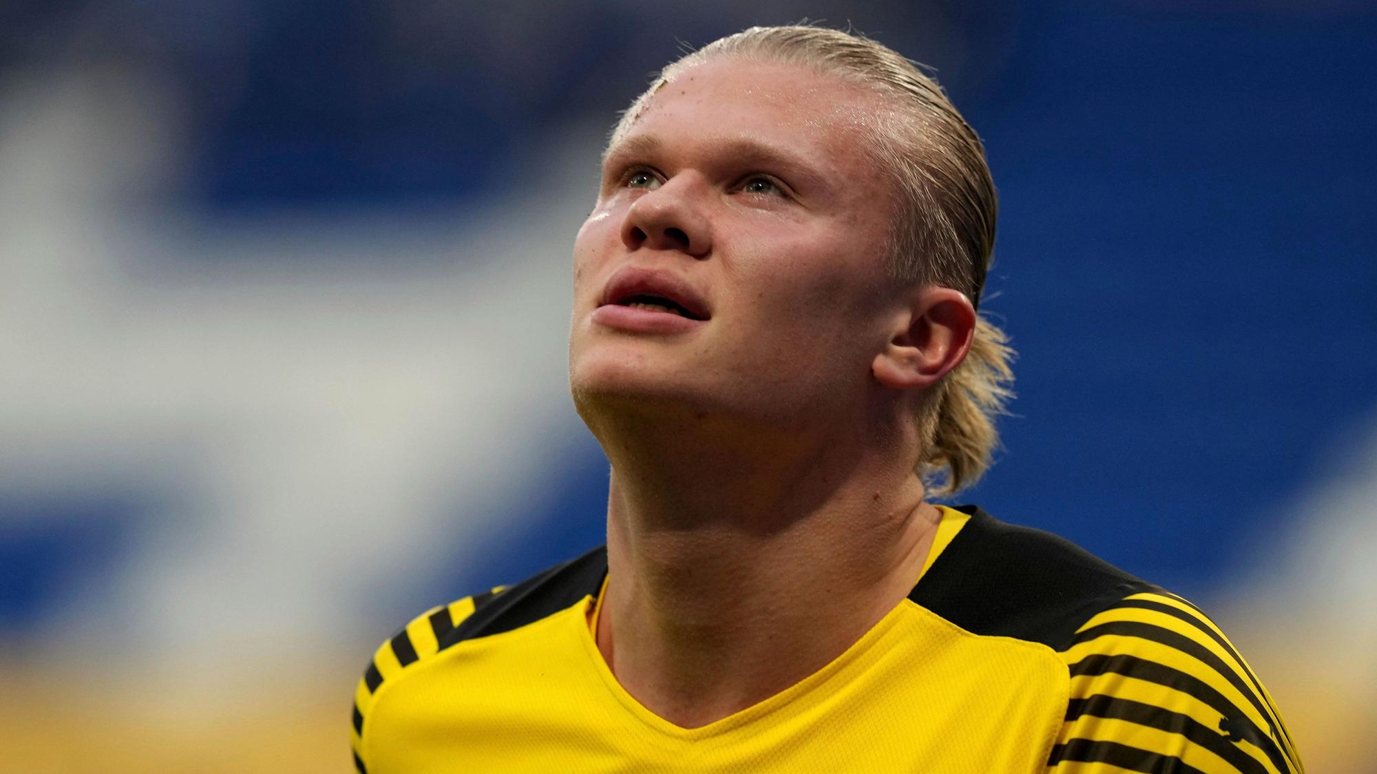 Erling Haaland geht nach einer Verletzung vom Platz.