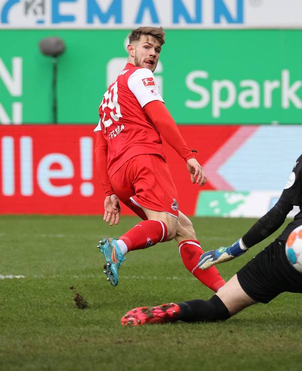 Die Führung für den 1. FC Köln bei Greuther Fürth: Jan Thielmann berührt eine Flanke von Florian Kainz nicht mehr, Torwart Andreas Linde ist ohne Chance.