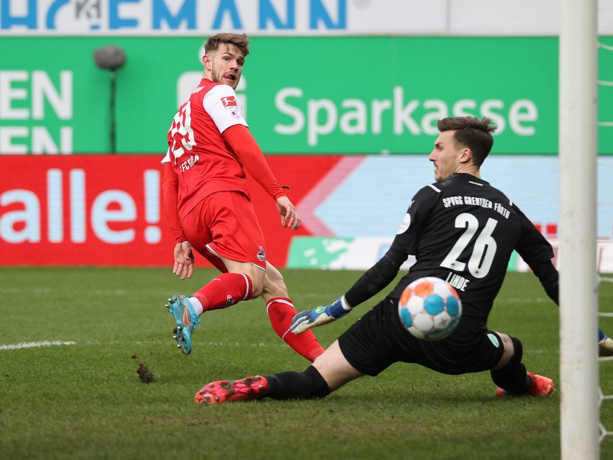 Die Führung für den 1. FC Köln bei Greuther Fürth: Jan Thielmann berührt eine Flanke von Florian Kainz nicht mehr, Torwart Andreas Linde ist ohne Chance.