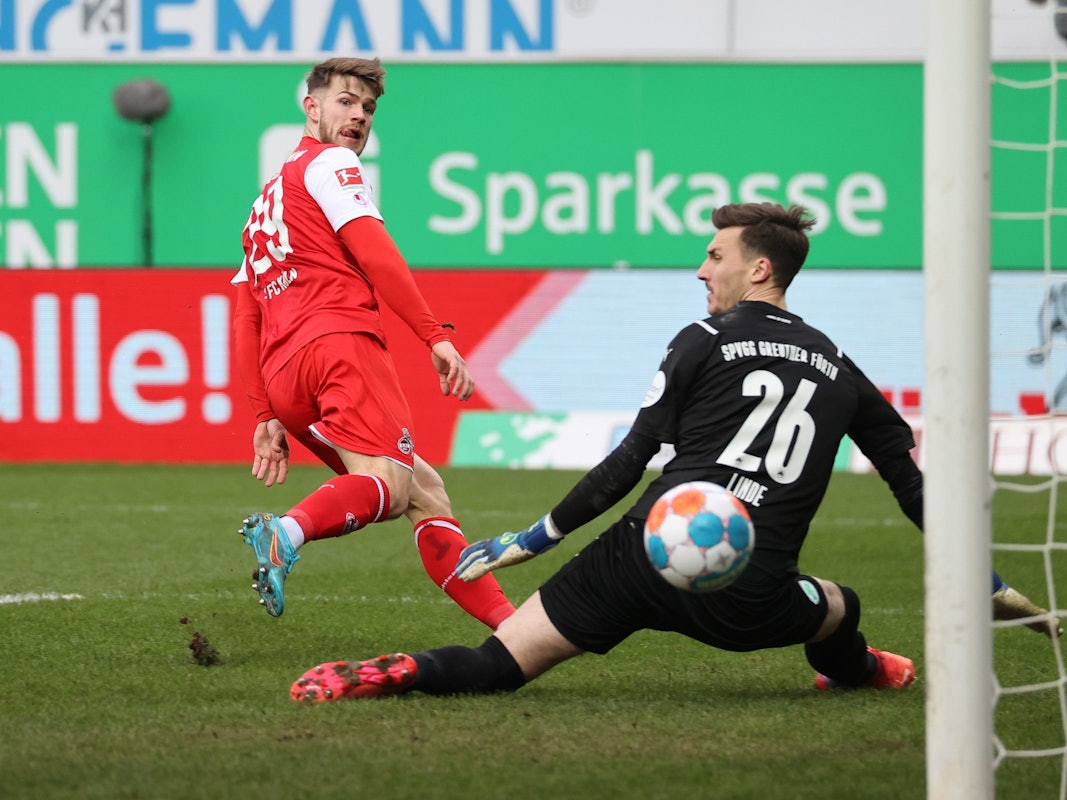 Die Führung für den 1. FC Köln bei Greuther Fürth: Jan Thielmann berührt eine Flanke von Florian Kainz nicht mehr, Torwart Andreas Linde ist ohne Chance.