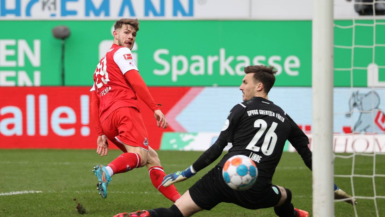 Die Führung für den 1. FC Köln bei Greuther Fürth: Jan Thielmann berührt eine Flanke von Florian Kainz nicht mehr, Torwart Andreas Linde ist ohne Chance.