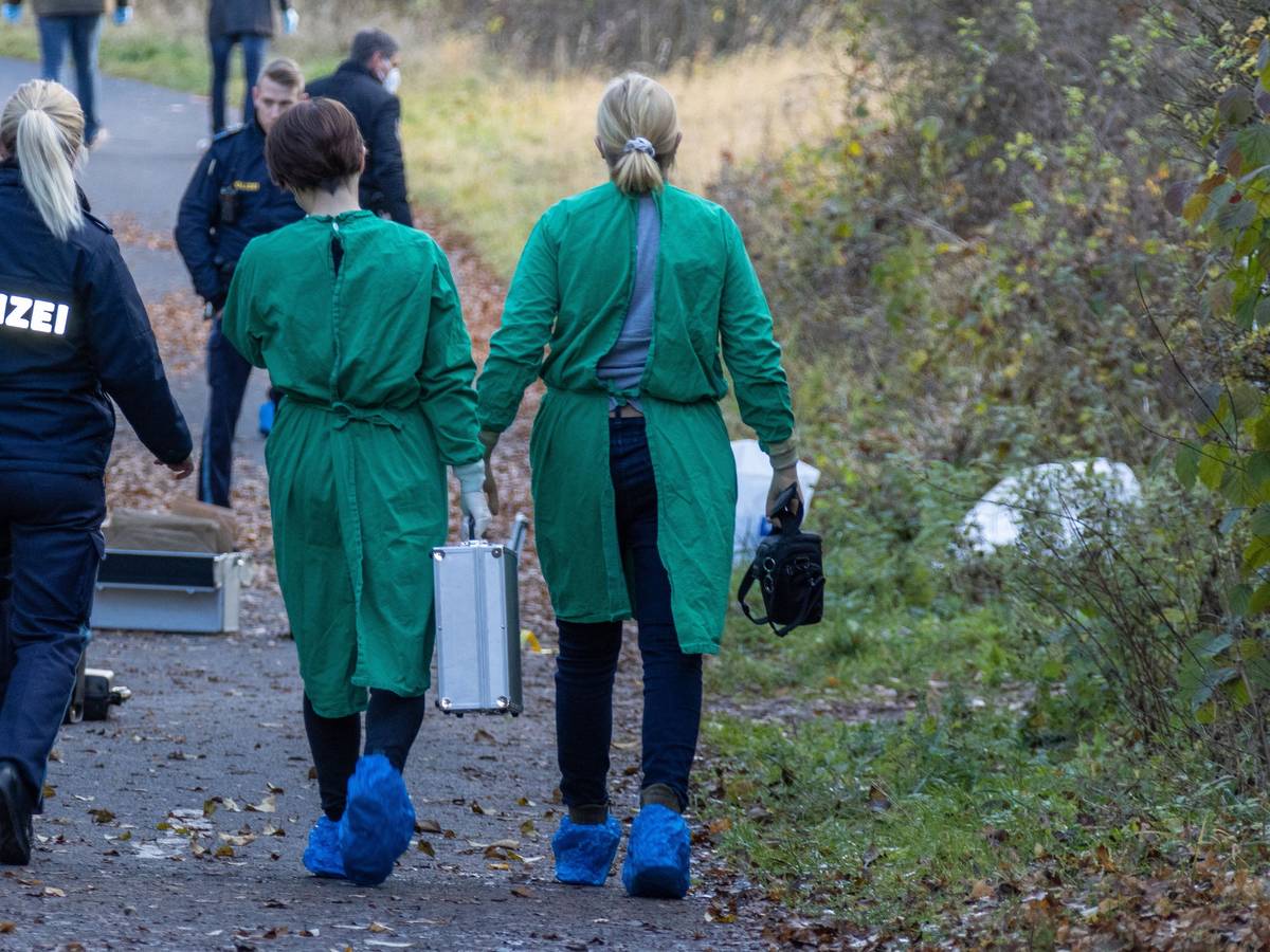 Ein Toter wurde gefunden: Eine Schulklasse machte jetzt die schreckliche Entdeckung. Unser Bild zeigt die Polizei bei einem anderen Leichenfund im unterfränkischen Bad Neustadt an der Saale im November 2021.