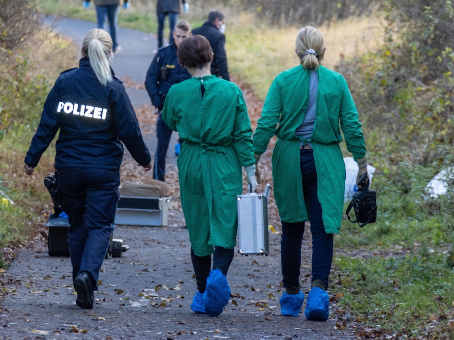 Ein Toter wurde gefunden: Eine Schulklasse machte jetzt die schreckliche Entdeckung. Unser Bild zeigt die Polizei bei einem anderen Leichenfund im unterfränkischen Bad Neustadt an der Saale im November 2021.