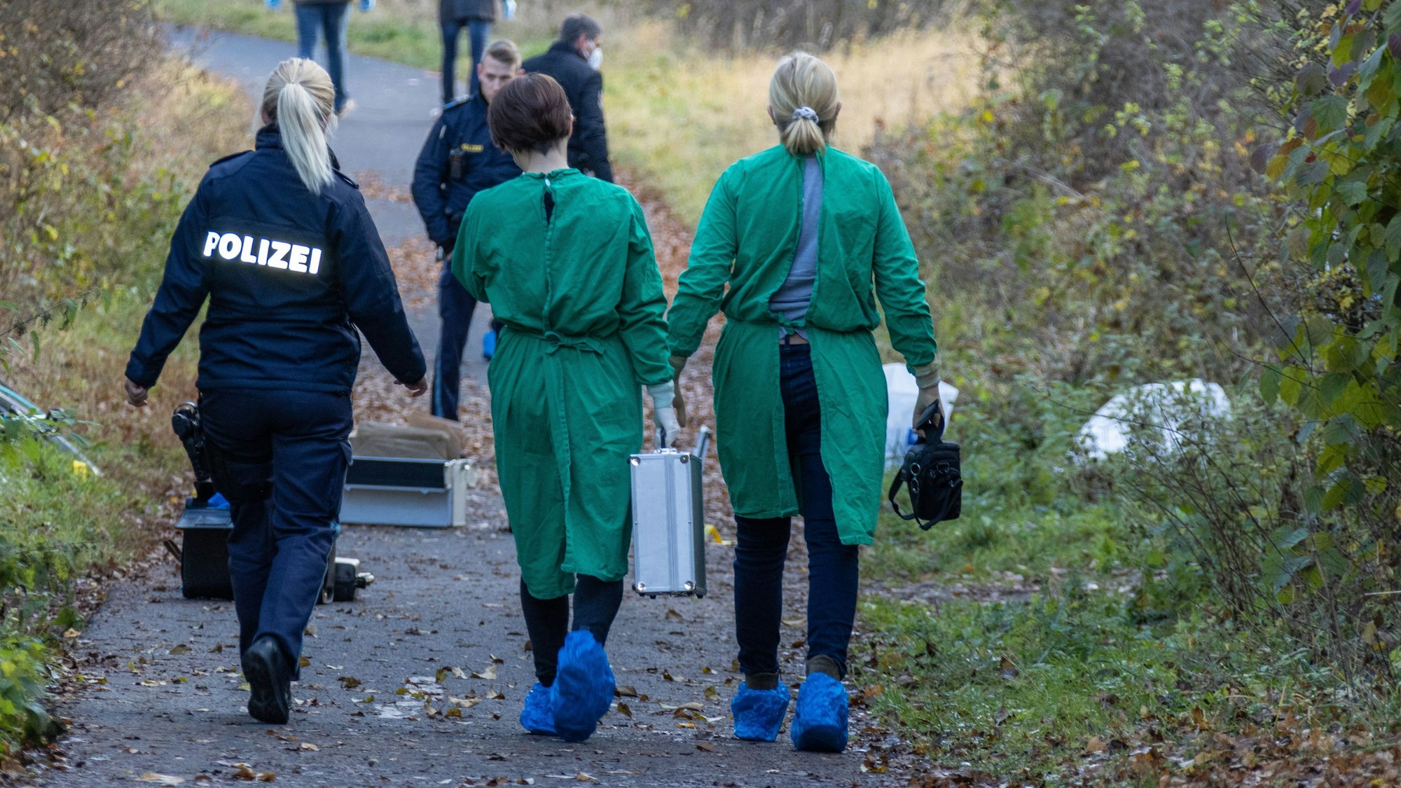 Ein Toter wurde gefunden: Eine Schulklasse machte jetzt die schreckliche Entdeckung. Unser Bild zeigt die Polizei bei einem anderen Leichenfund im unterfränkischen Bad Neustadt an der Saale im November 2021.