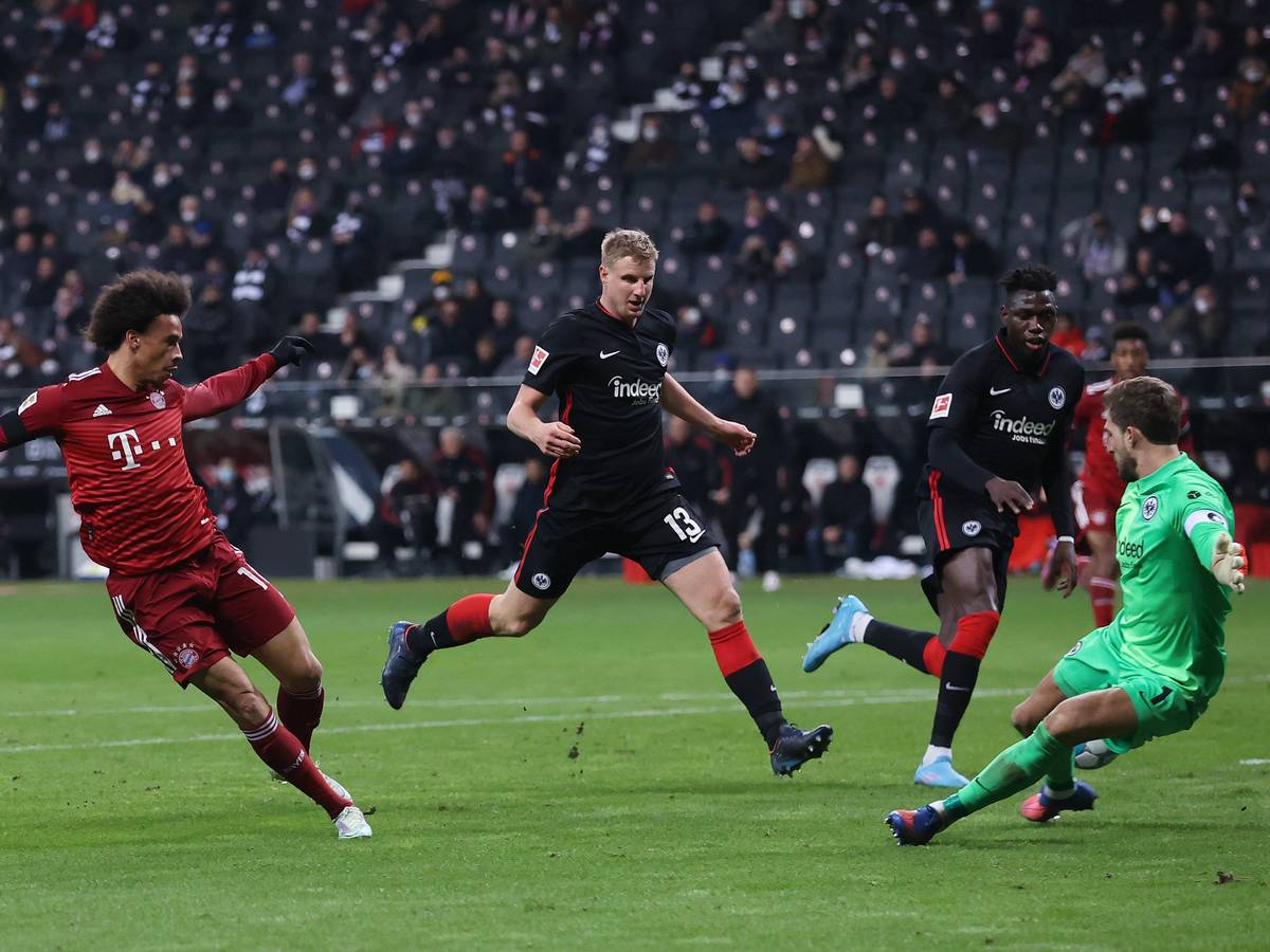 Leroy Sané trifft gegen Kevin Trapp für Bayern München bei Eintracht Frankfurt.