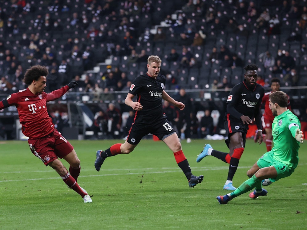 Leroy Sané trifft gegen Kevin Trapp für Bayern München bei Eintracht Frankfurt.