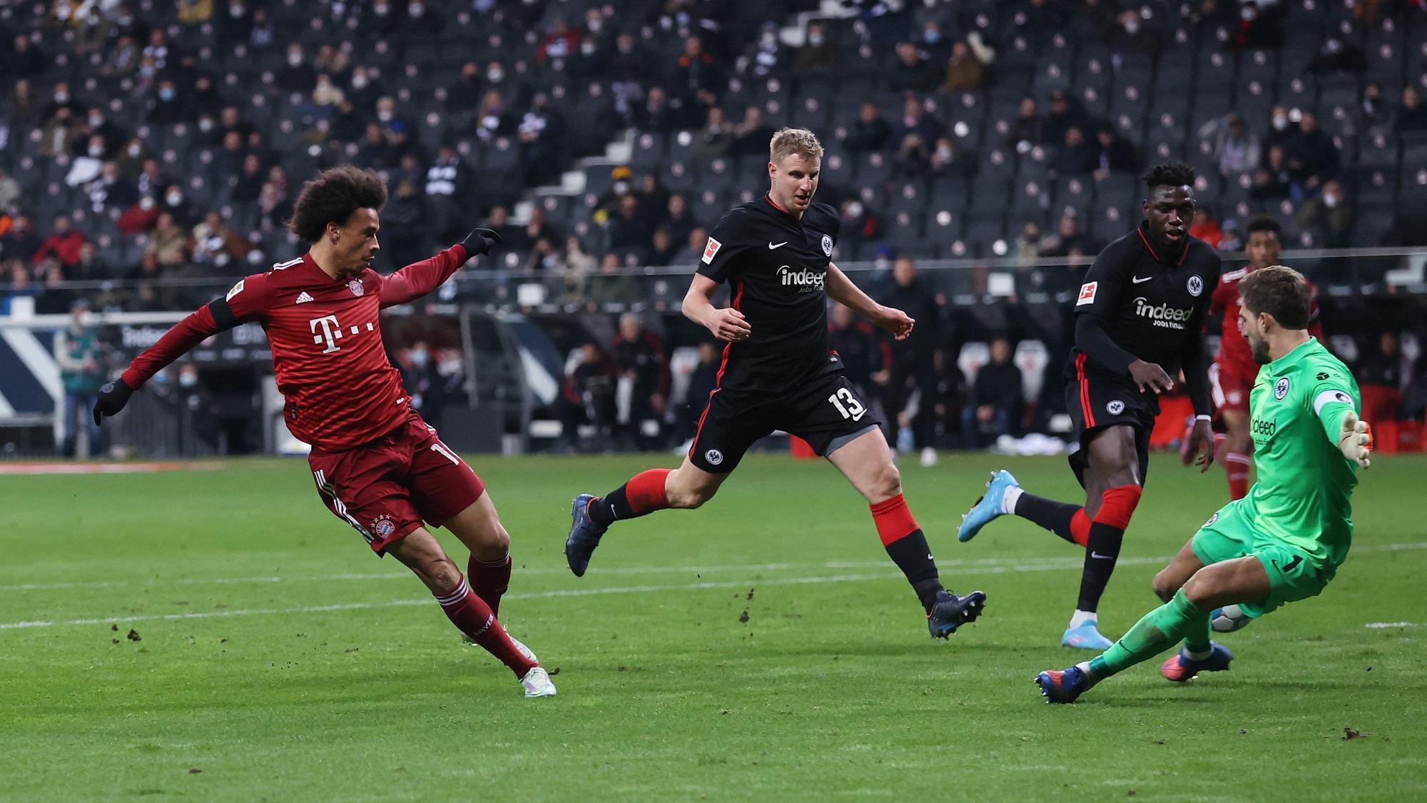 Leroy Sané trifft gegen Kevin Trapp für Bayern München bei Eintracht Frankfurt.