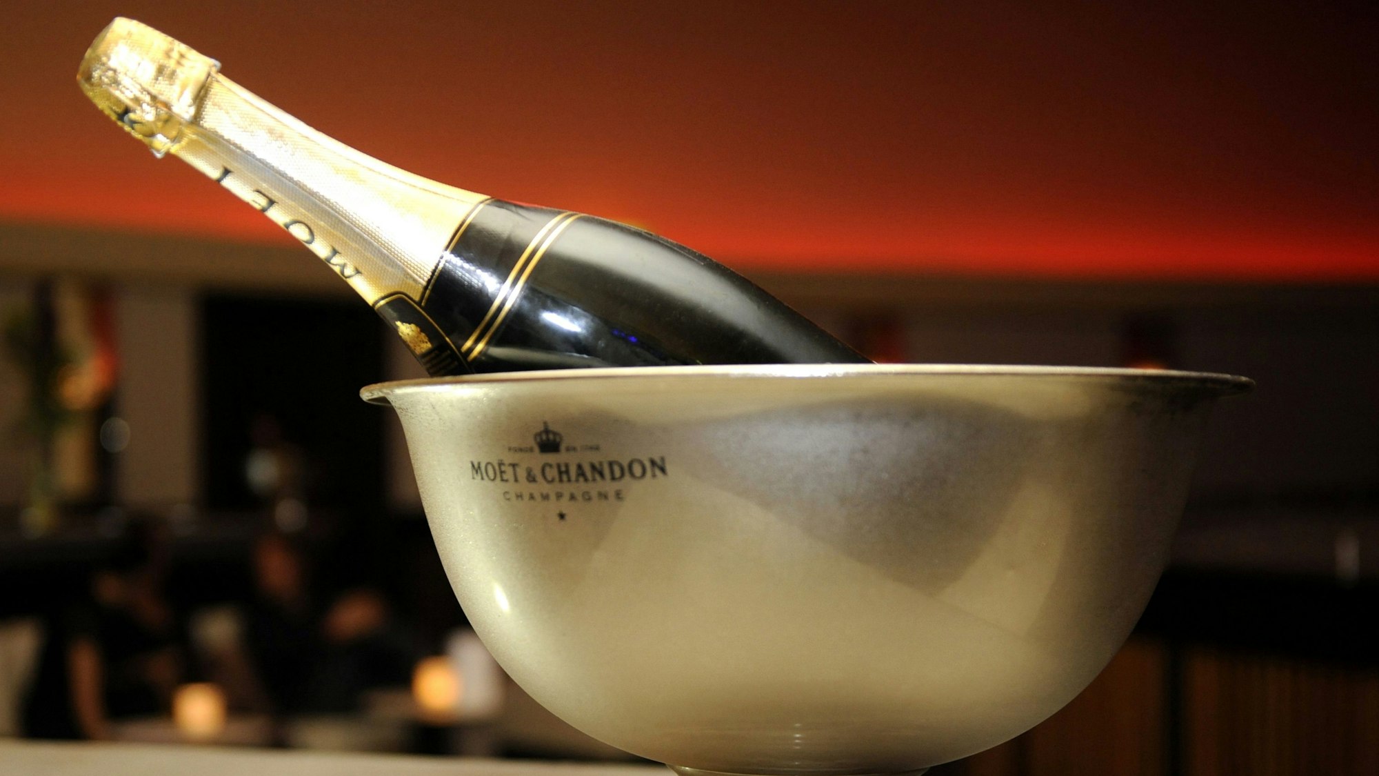 Eine Champagner-Flasche, aufgenommen im Mai 2009 in Berlin. Nachdem ein Lokal-Gast ums Leben gekommen war, warnt die Polizei vor dem Champagner.