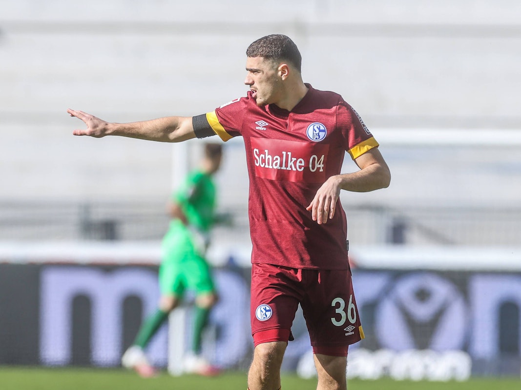 Blendi Idrizi gestikuliert auf dem Platz