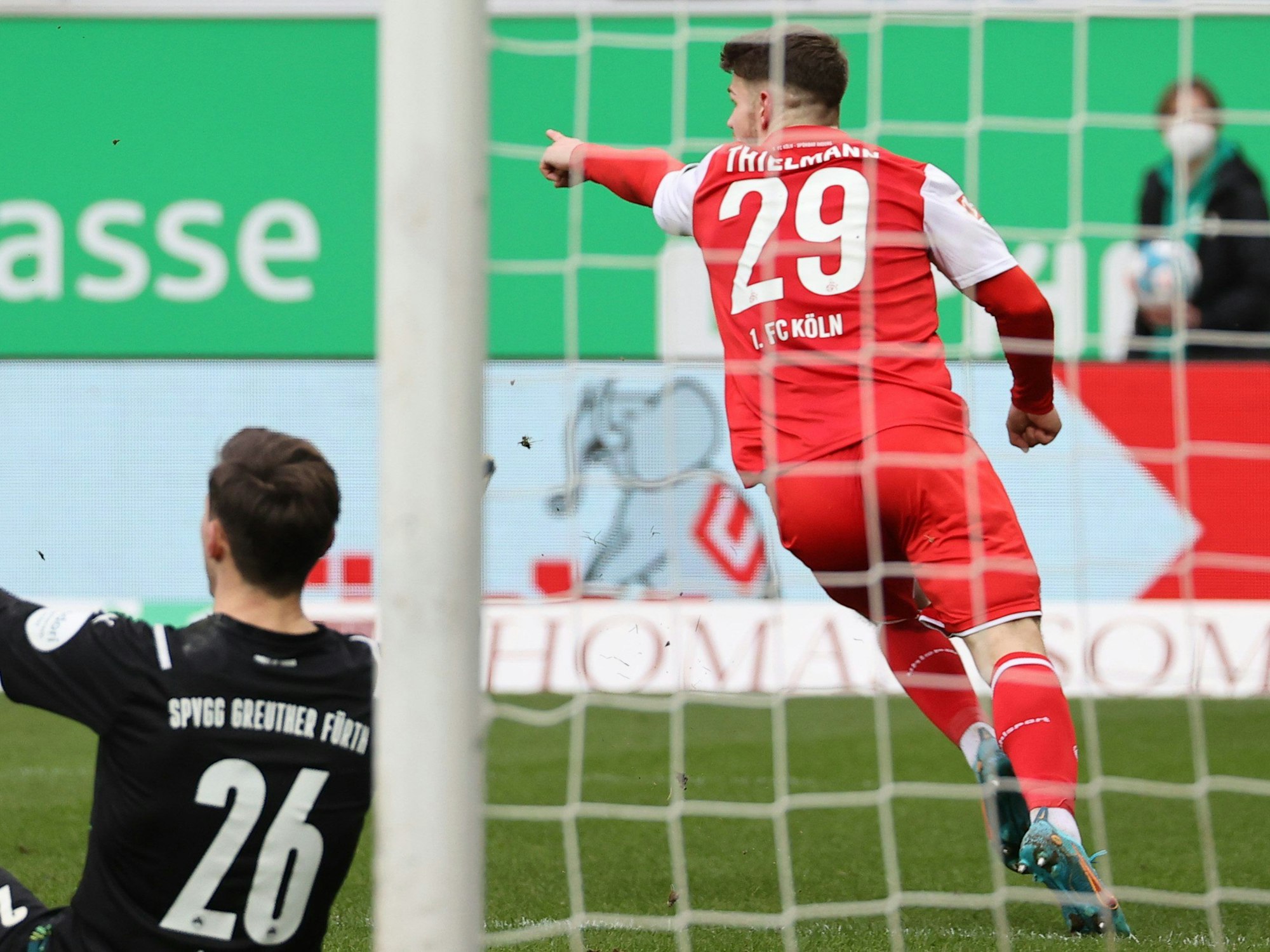 Jan Thielmann (r) läuft am Fürther Torwart Andreas Linde vorbei, beim Treffer zum 0:1. Das Tor wurde dem Kölner Florian Kainz als Torschützen angerechnet.