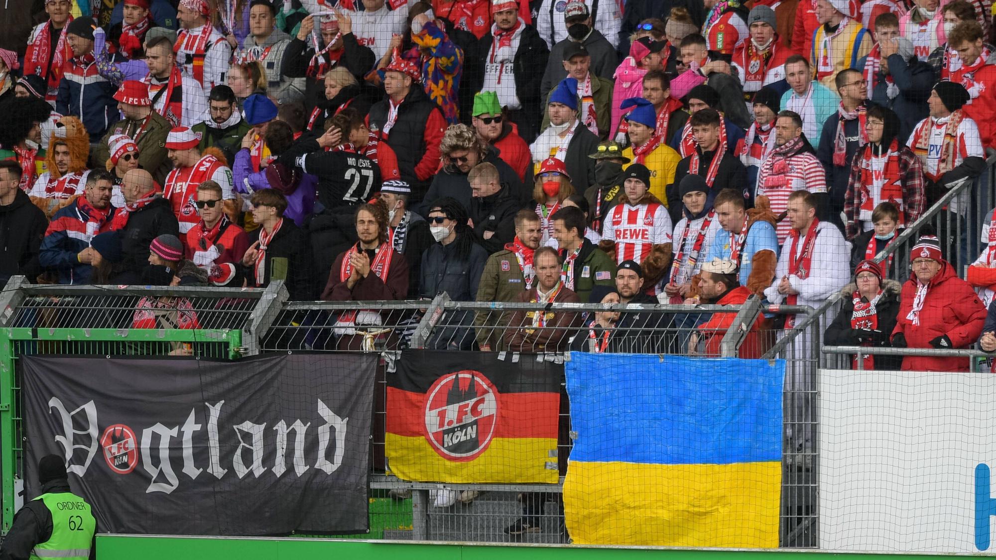 Fanblock des 1. FC Köln im Fürther Sportpark Ronhof.