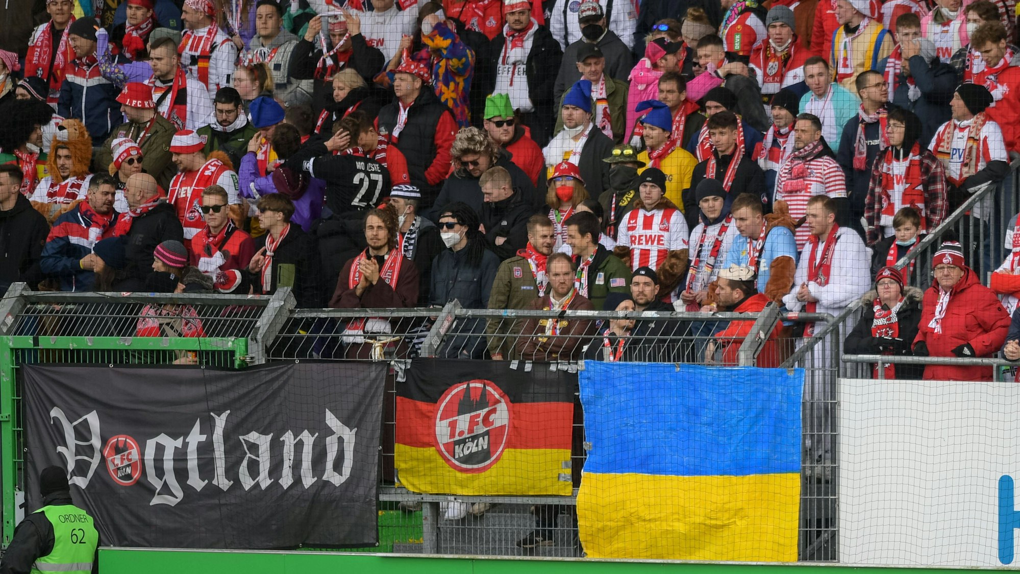 Fanblock des 1. FC Köln im Fürther Sportpark Ronhof.