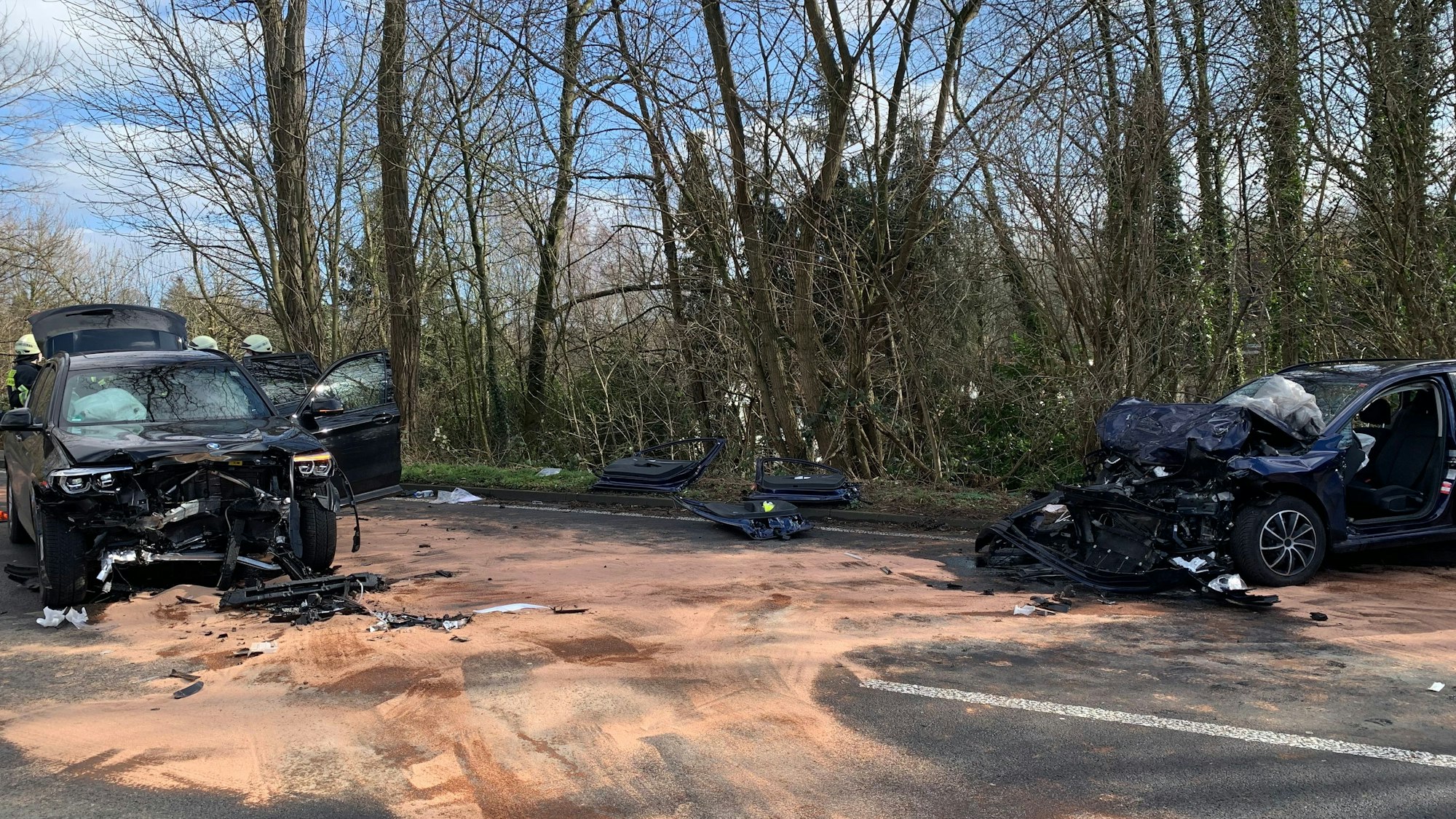 Zwei Autos sind am 26. Februar 2022 in Mülheim an der Ruhr frontal zusammengestoßen. Das Foto zeigt die Unfallstelle.