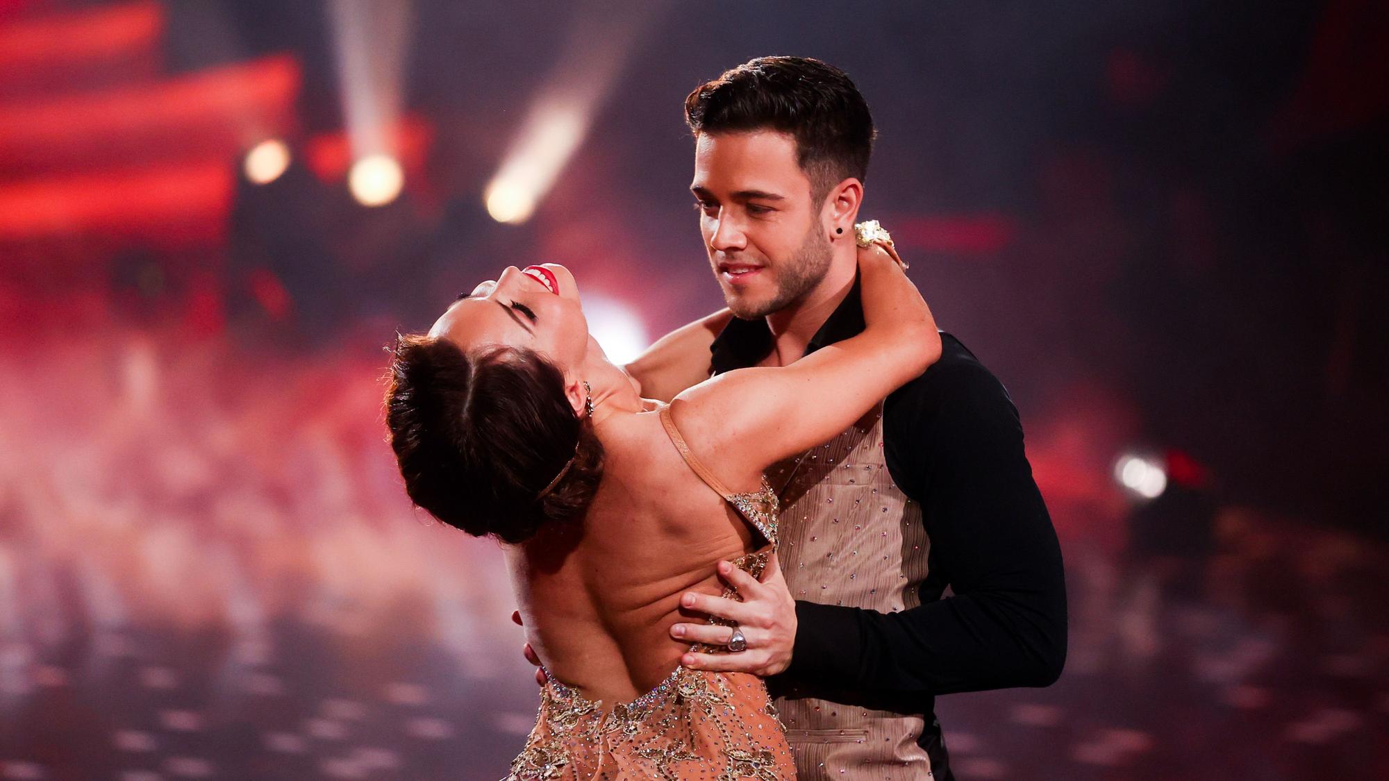 Sänger Luca Hänni und Profitänzerin Christina Luft, hier im März 2020 bei der RTL-Tanzshow "Let's Dance" im Coloneum, haben sich verlobt. Nun beschrieb der Musiker seinen Antrag.